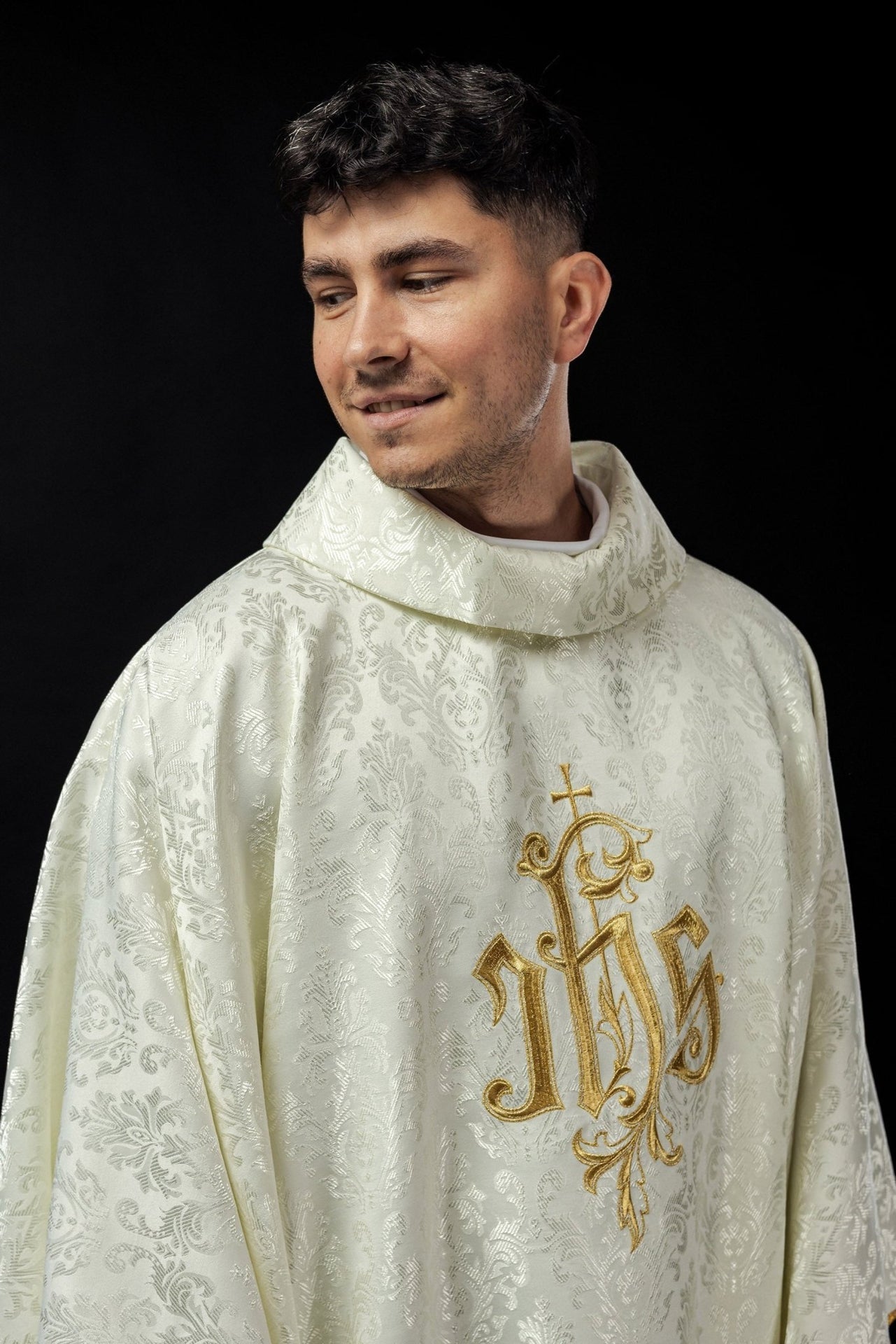 Ecru Ornat Liturgiczny IHS Złoty Haft - Polska Produkcja - SZATYLITURGICZNE.PL
