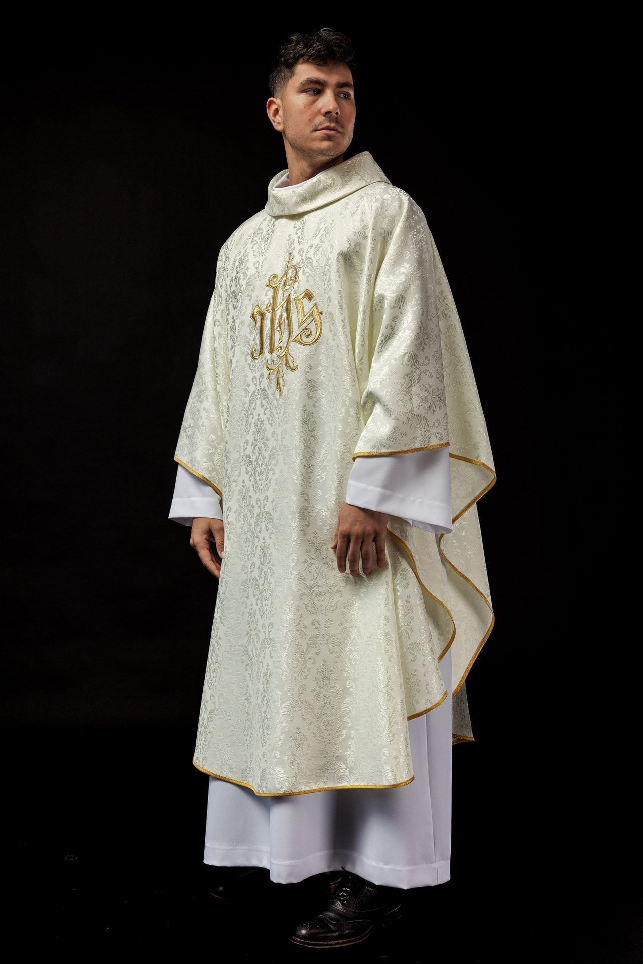 Ecru Ornat Liturgiczny IHS Złoty Haft - Polska Produkcja - SZATYLITURGICZNE.PL