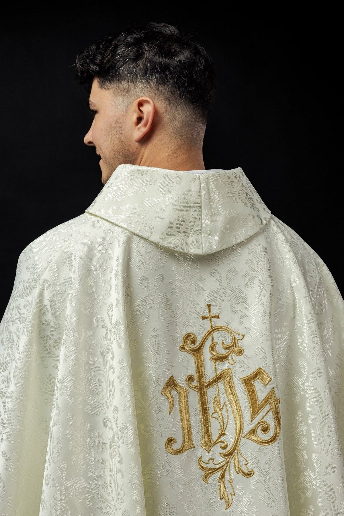 Ecru Ornat Liturgiczny IHS Złoty Haft - Polska Produkcja - SZATYLITURGICZNE.PL