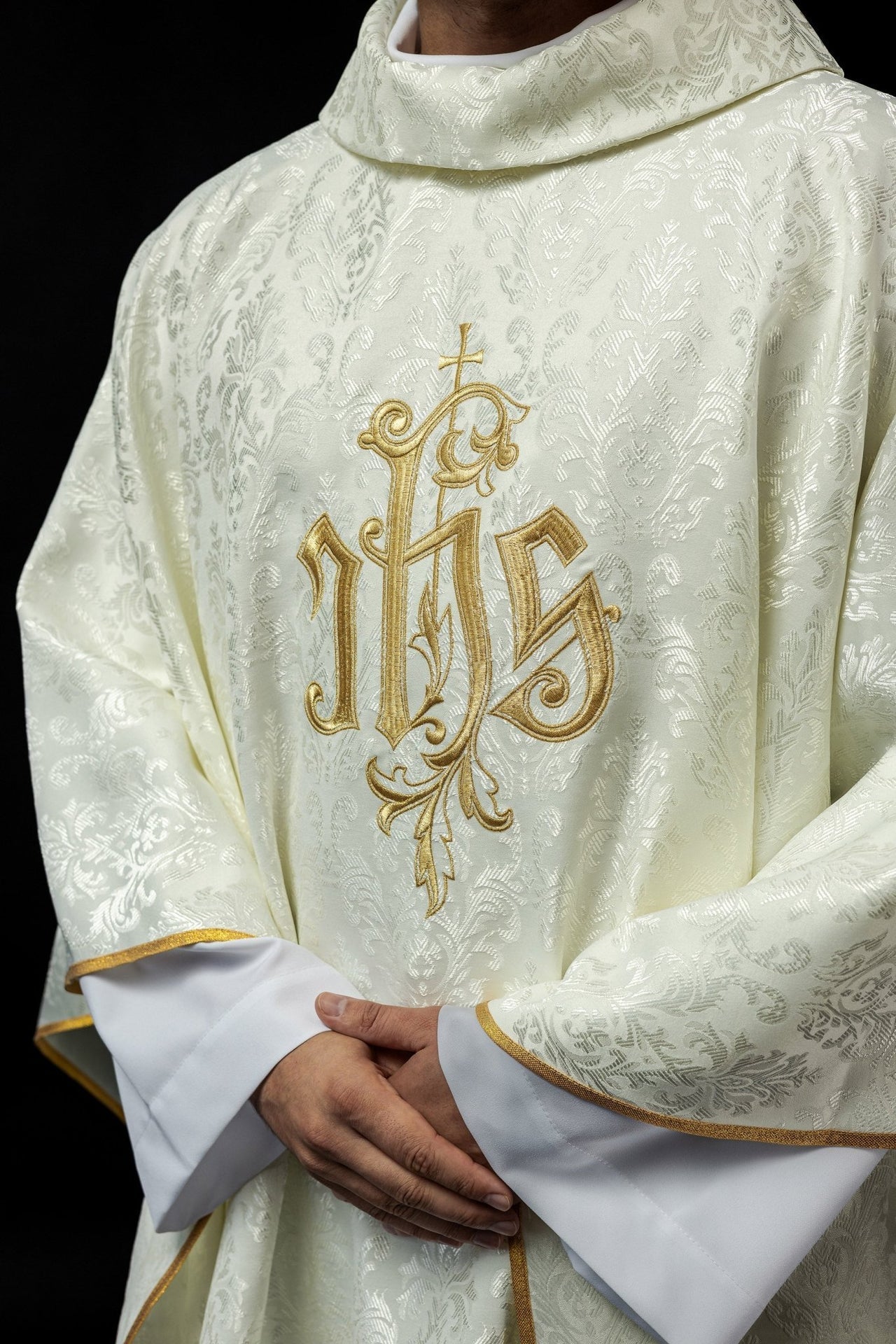 Ecru Ornat Liturgiczny IHS Złoty Haft - Polska Produkcja - SZATYLITURGICZNE.PL
