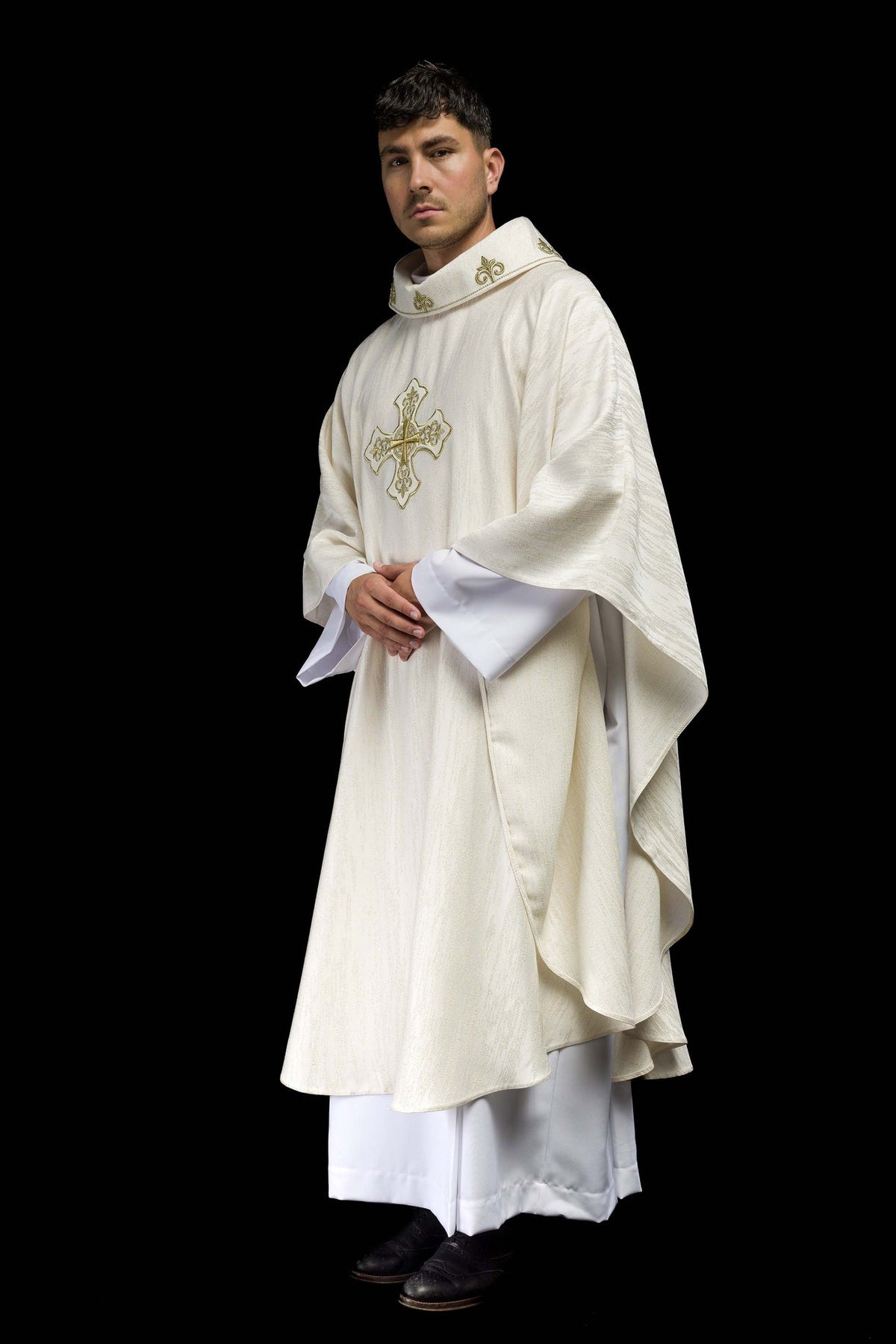 Ecru Ornat Liturgiczny z Haftowanym Krzyżem - Polska Produkcja - SZATYLITURGICZNE.PL