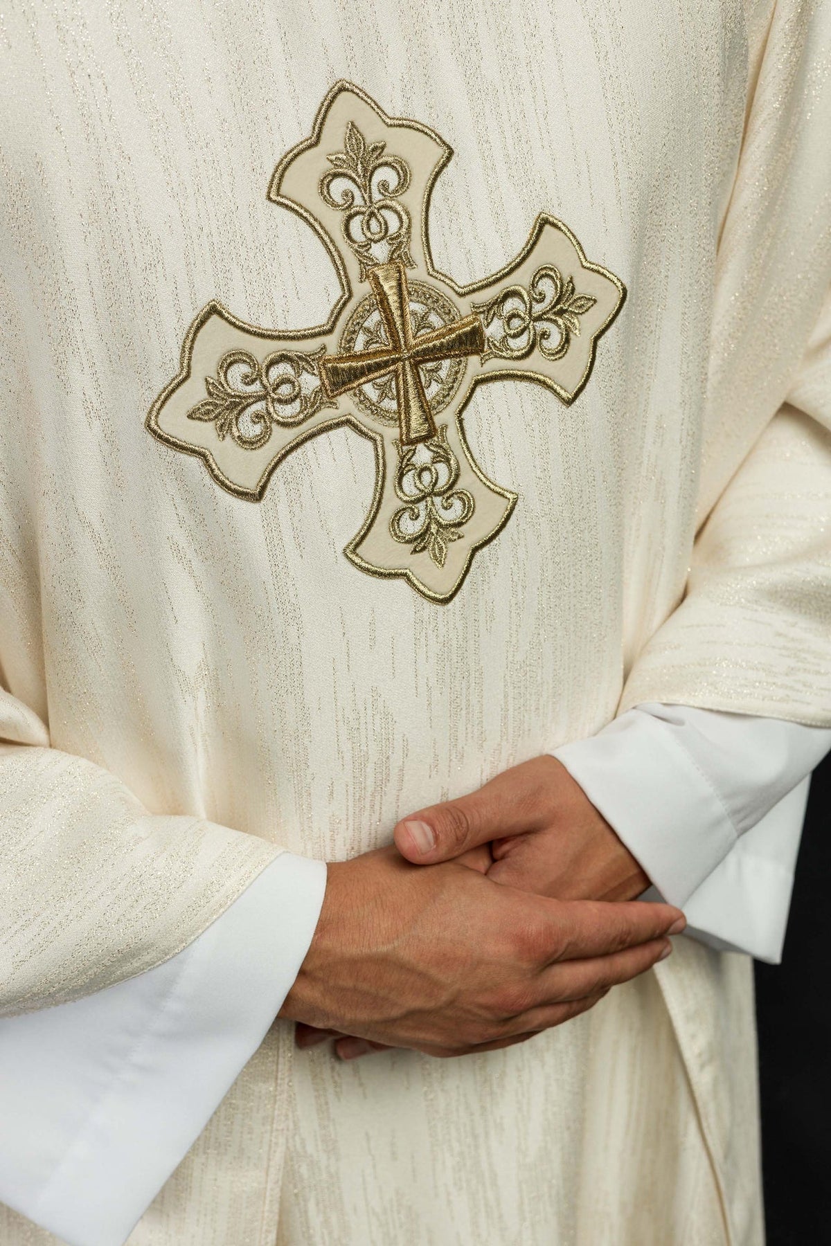 Ecru Ornat Liturgiczny z Haftowanym Krzyżem - Polska Produkcja - SZATYLITURGICZNE.PL