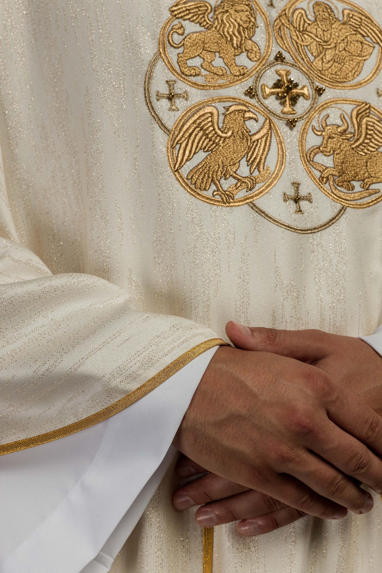 Ecru Ornat z Haftem 4 Ewangelistów - Elegancka Tkanina Liturgiczna - SZATYLITURGICZNE.PL