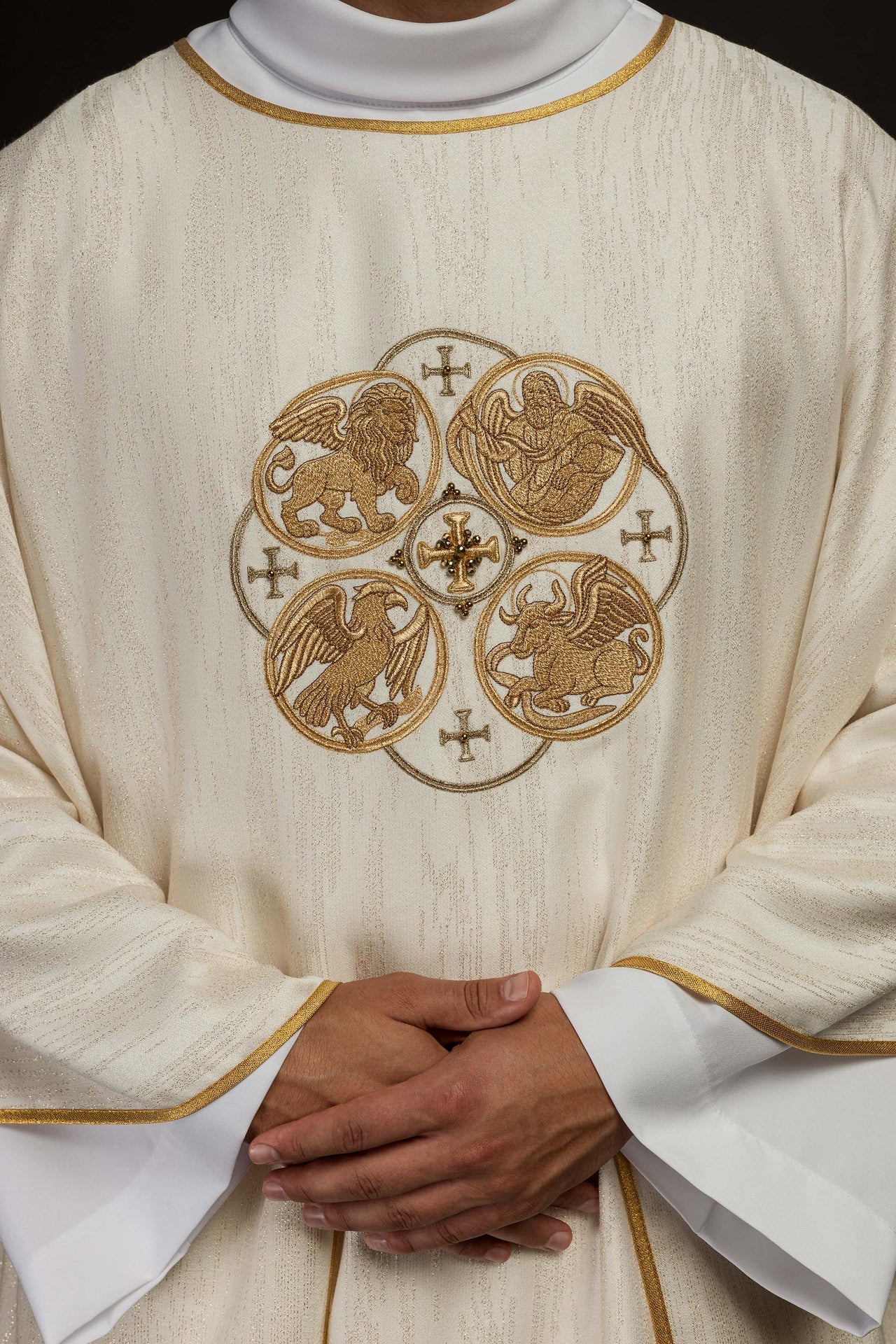 Ecru Ornat z Haftem 4 Ewangelistów - Elegancka Tkanina Liturgiczna - SZATYLITURGICZNE.PL