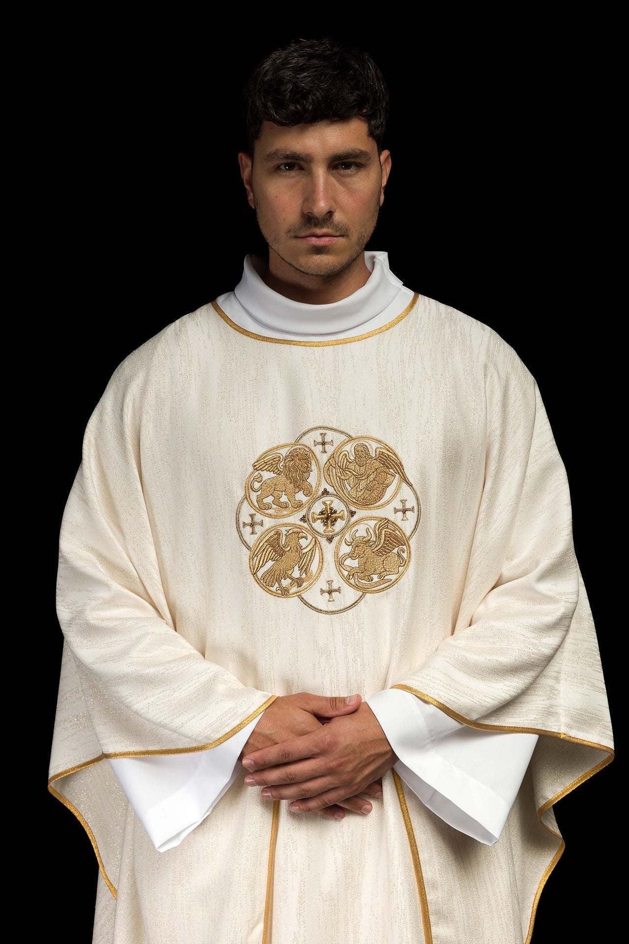 Ecru Ornat z Haftem 4 Ewangelistów - Elegancka Tkanina Liturgiczna - SZATYLITURGICZNE.PL