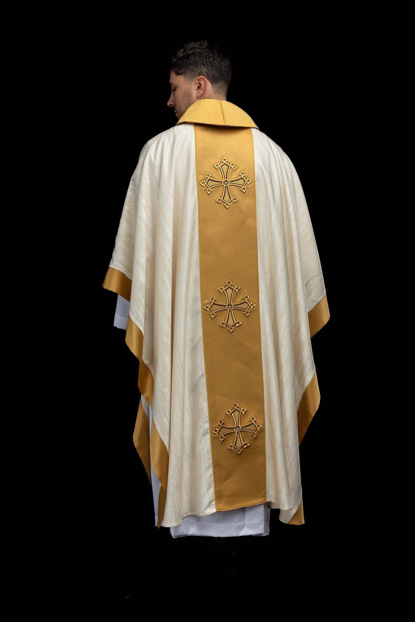 Ecru ornat z haftowanym motywem krzyża z pasem na ozdobnej tkaninie - SZATYLITURGICZNE.PL