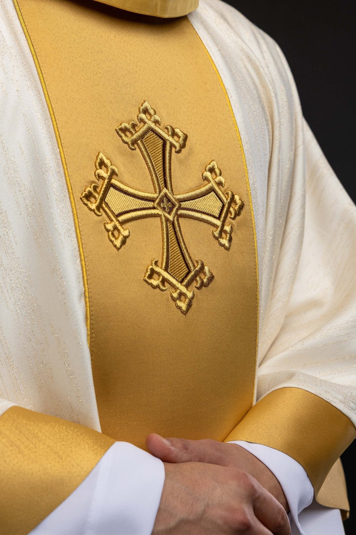 Ecru ornat z haftowanym motywem krzyża z pasem na ozdobnej tkaninie - SZATYLITURGICZNE.PL