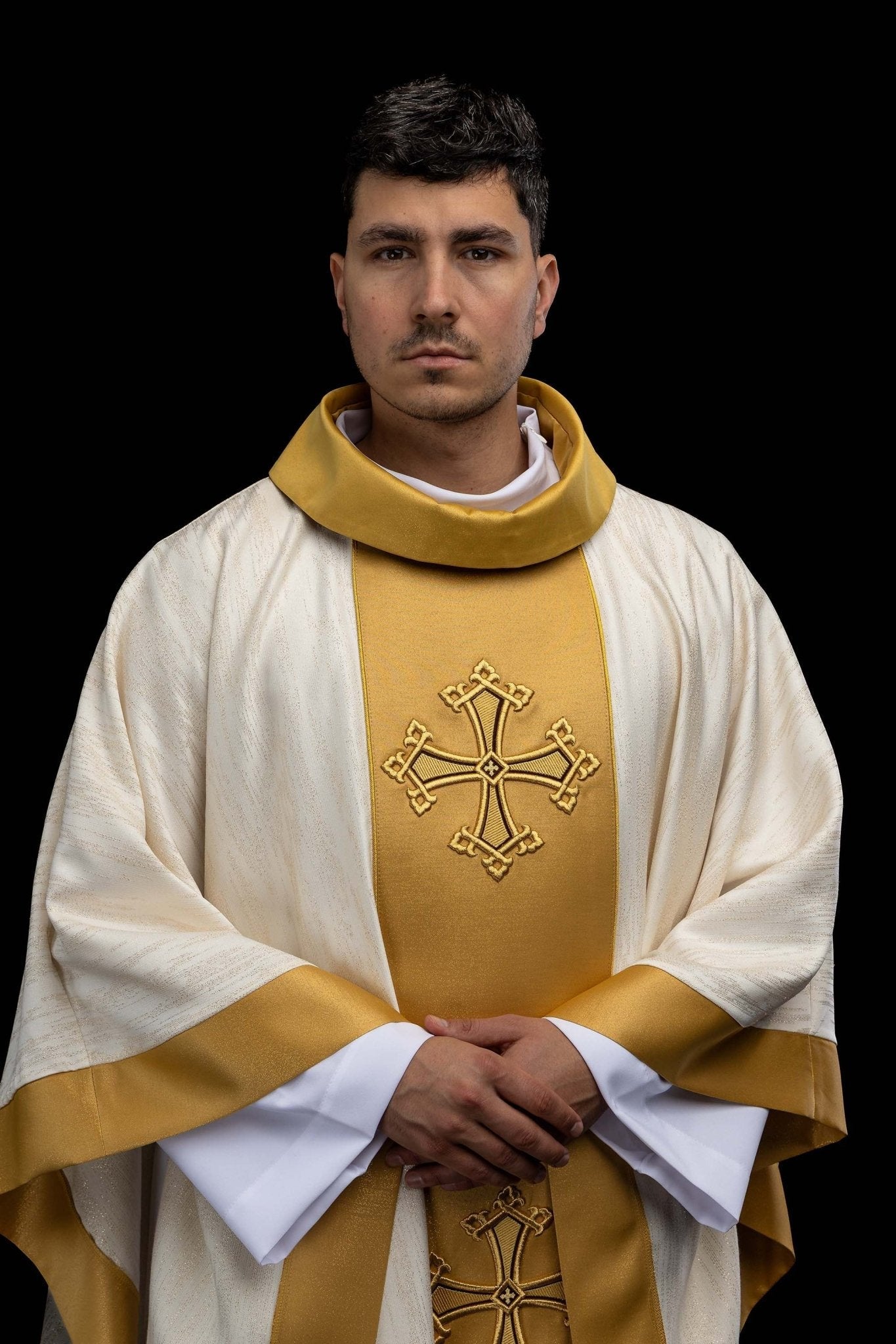 Ecru ornat z haftowanym motywem krzyża z pasem na ozdobnej tkaninie - SZATYLITURGICZNE.PL