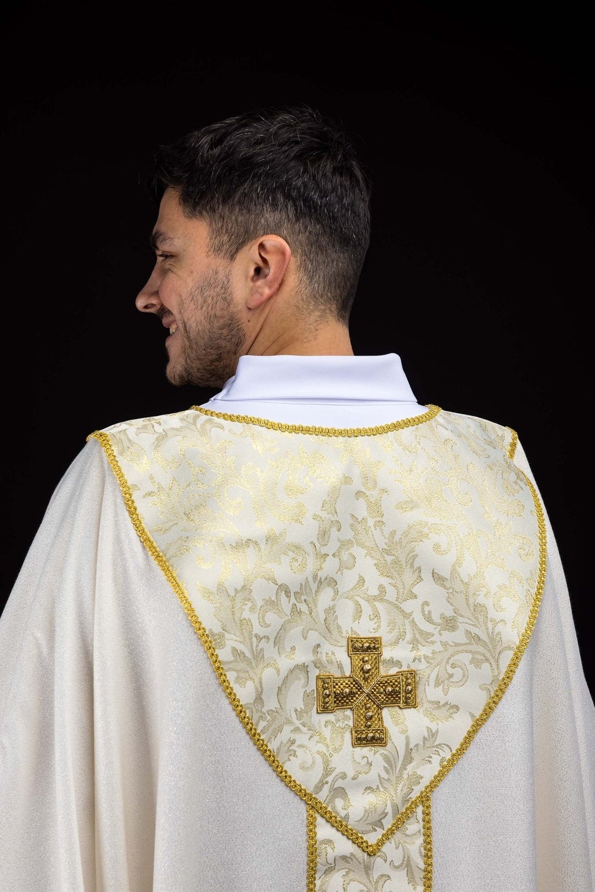 Ecru ornat z krzyżem ozdobiony tkaniną żakardową - SZATYLITURGICZNE.PL
