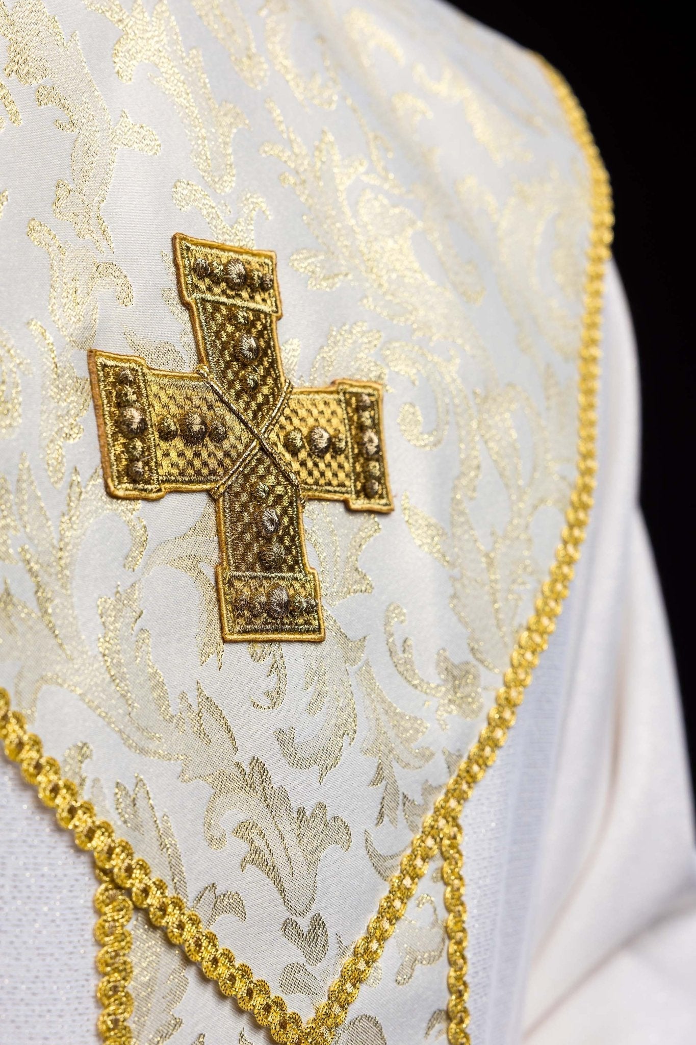 Ecru ornat z krzyżem ozdobiony tkaniną żakardową - SZATYLITURGICZNE.PL