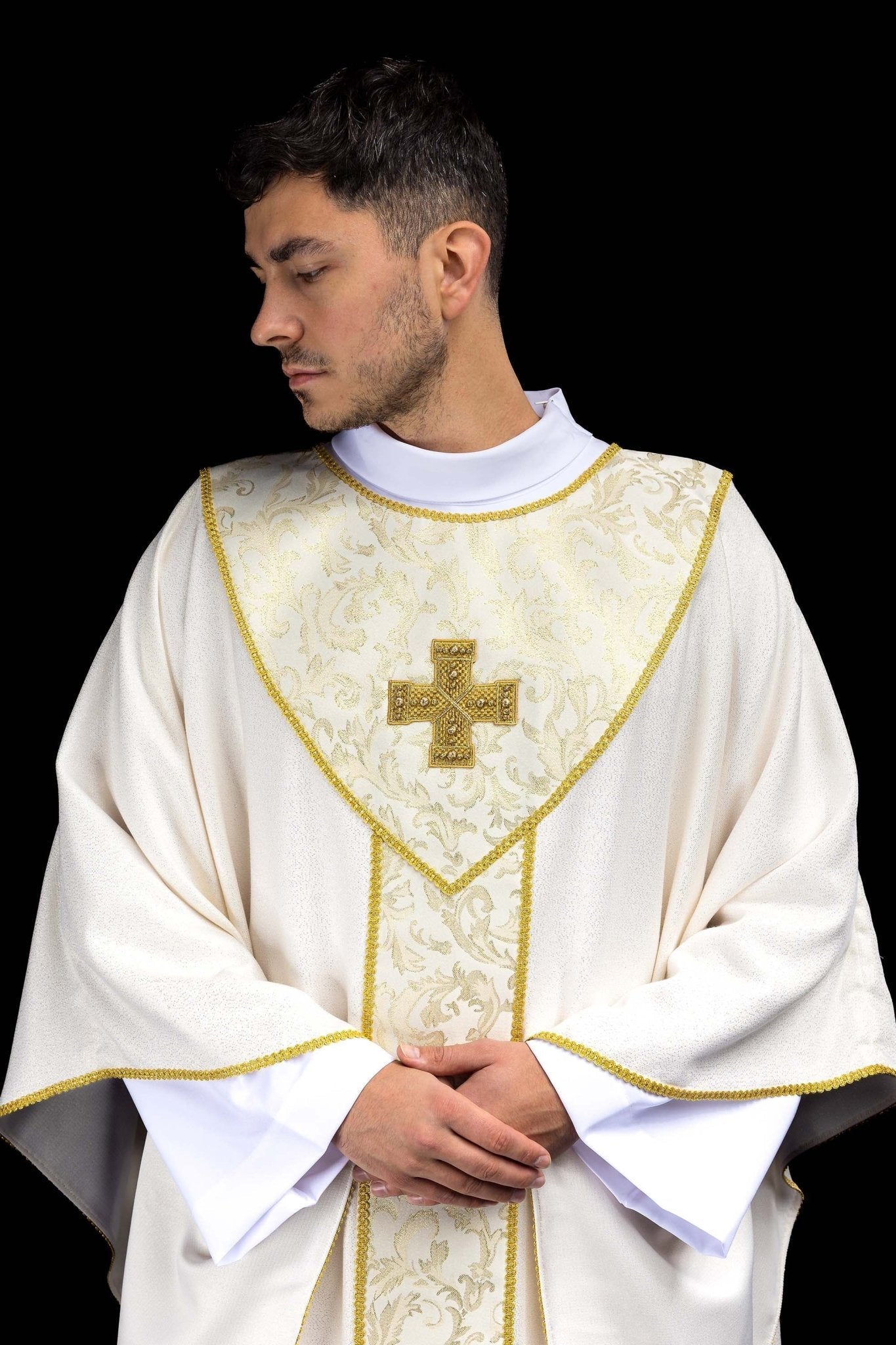 Ecru ornat z krzyżem ozdobiony tkaniną żakardową - SZATYLITURGICZNE.PL