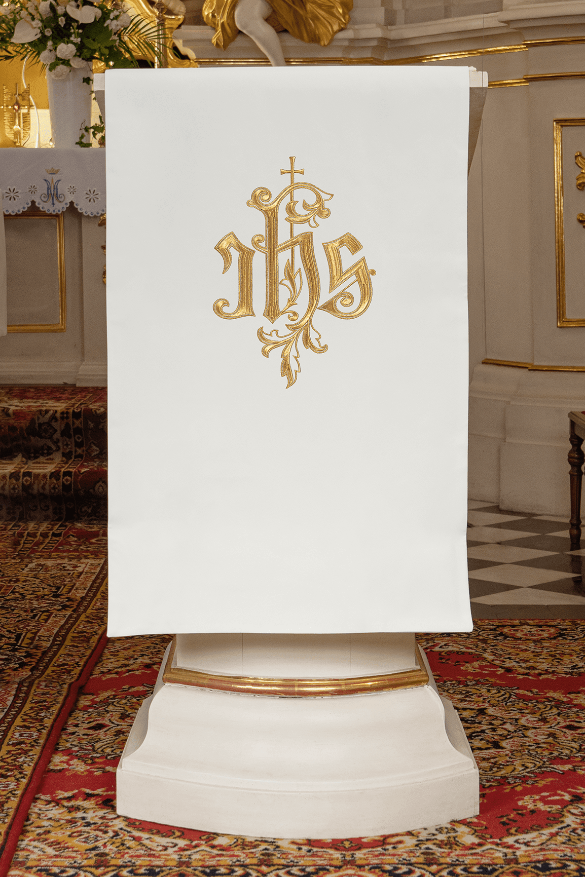 Ecru Serweta na Lektorium z Haftowanym IHS - Elegancka - SZATYLITURGICZNE.PL