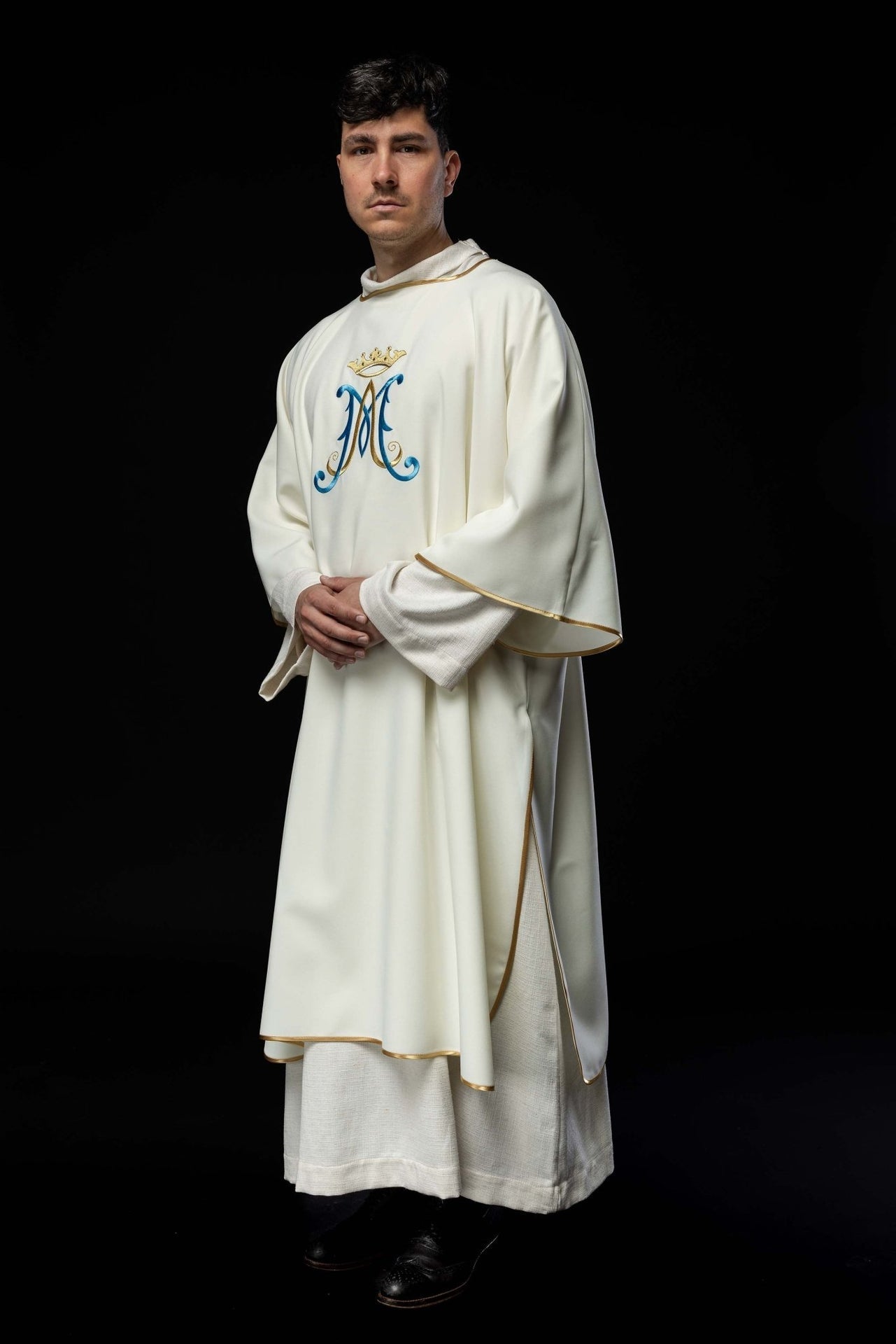 Elegancka Dalmatyka Liturgiczna Ecru z Haftem Maryjnym - SZATYLITURGICZNE.PL