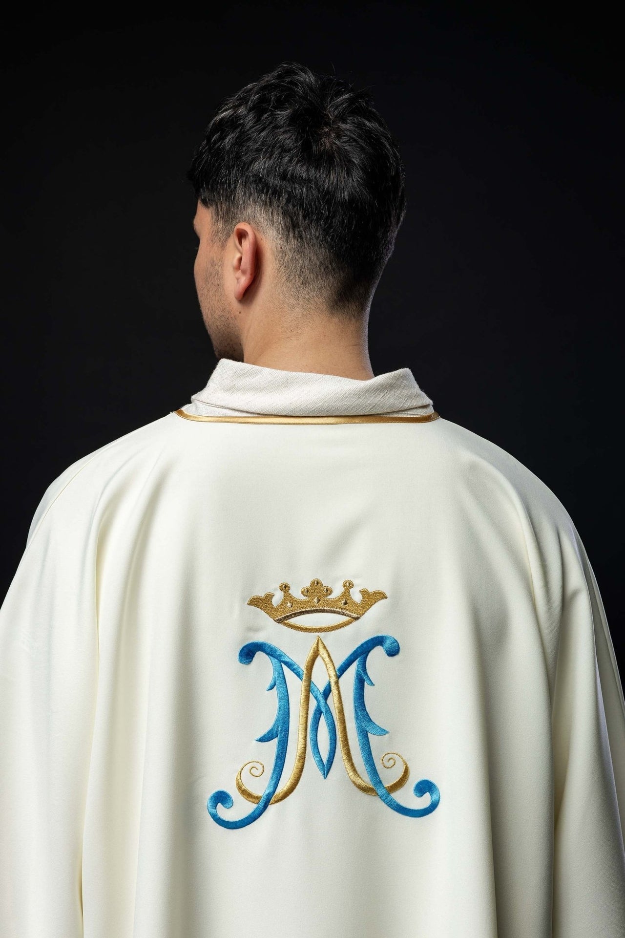 Elegancka Dalmatyka Liturgiczna Ecru z Haftem Maryjnym - SZATYLITURGICZNE.PL