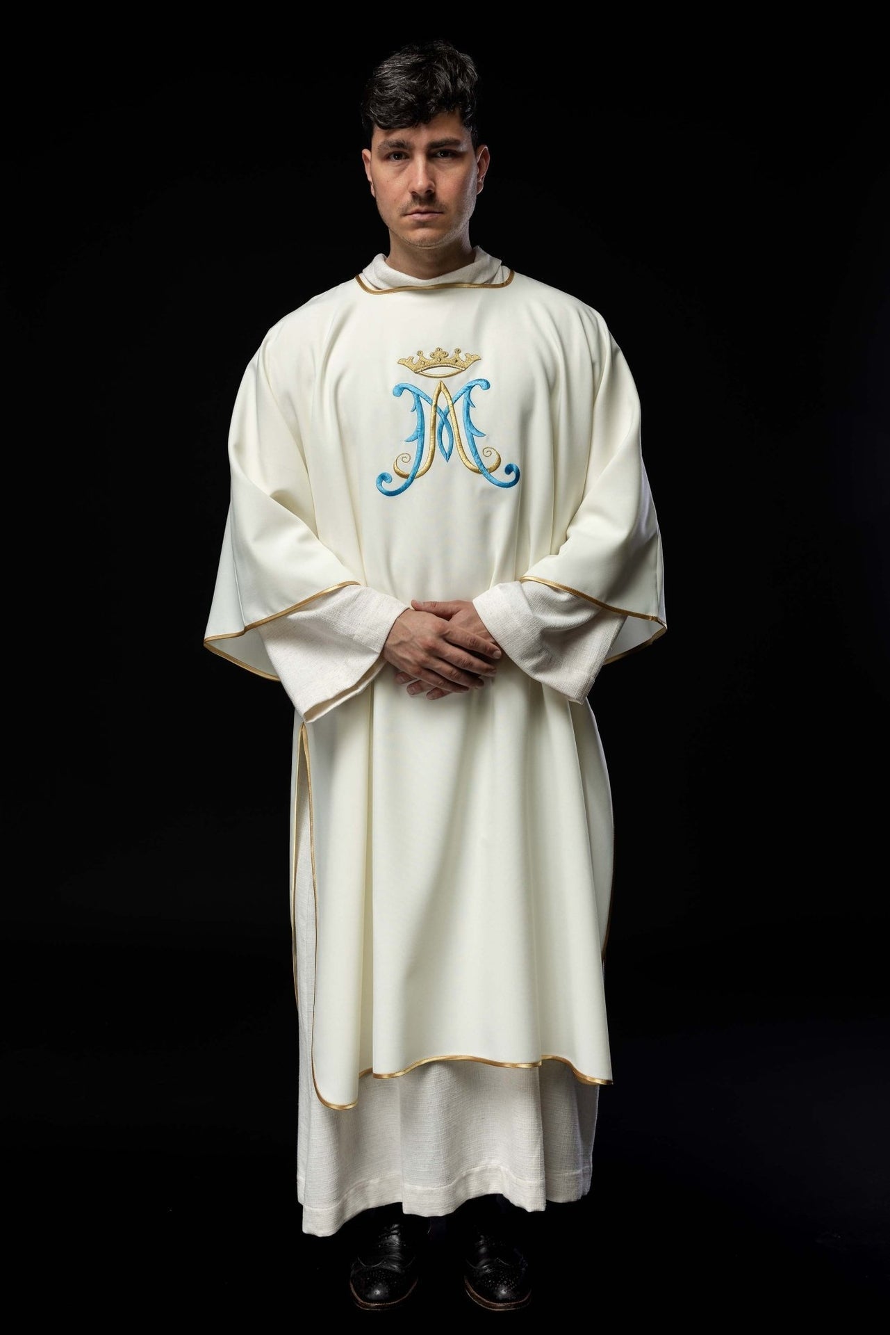 Elegancka Dalmatyka Liturgiczna Ecru z Haftem Maryjnym - SZATYLITURGICZNE.PL
