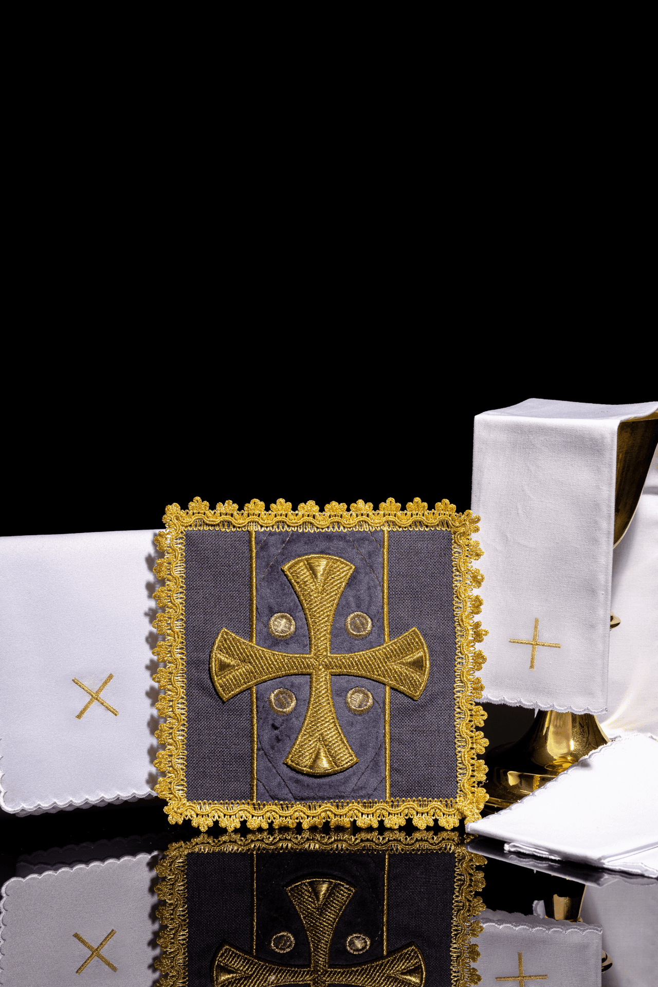 Fioletowa Bielizna Kielichowa z Haftem Krzyża - Aksamitna Elegancja - SZATYLITURGICZNE.PL