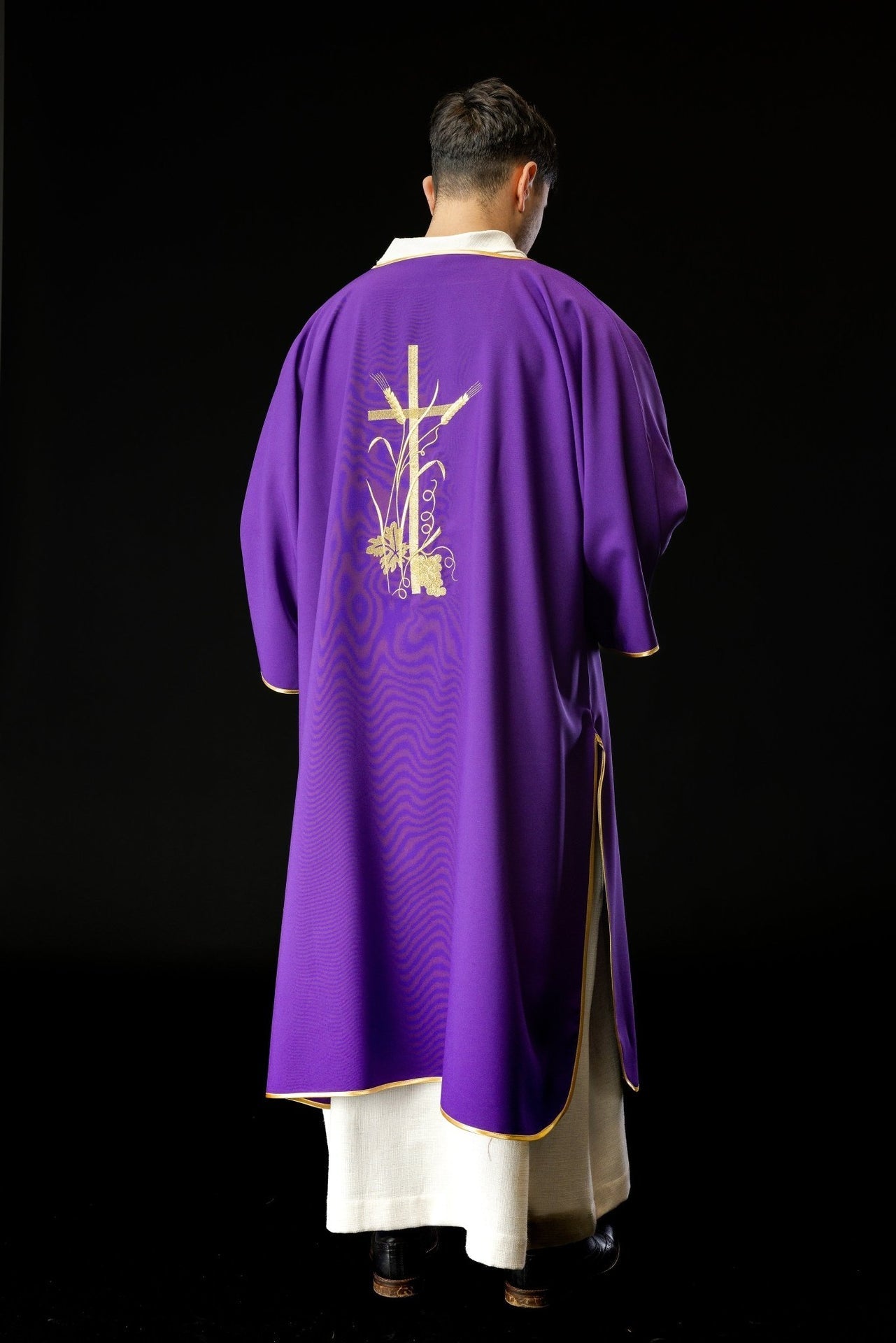 Fioletowa Dalmatyka Liturgiczna Haftowana Złotym Krzyżem Pax - SZATYLITURGICZNE.PL