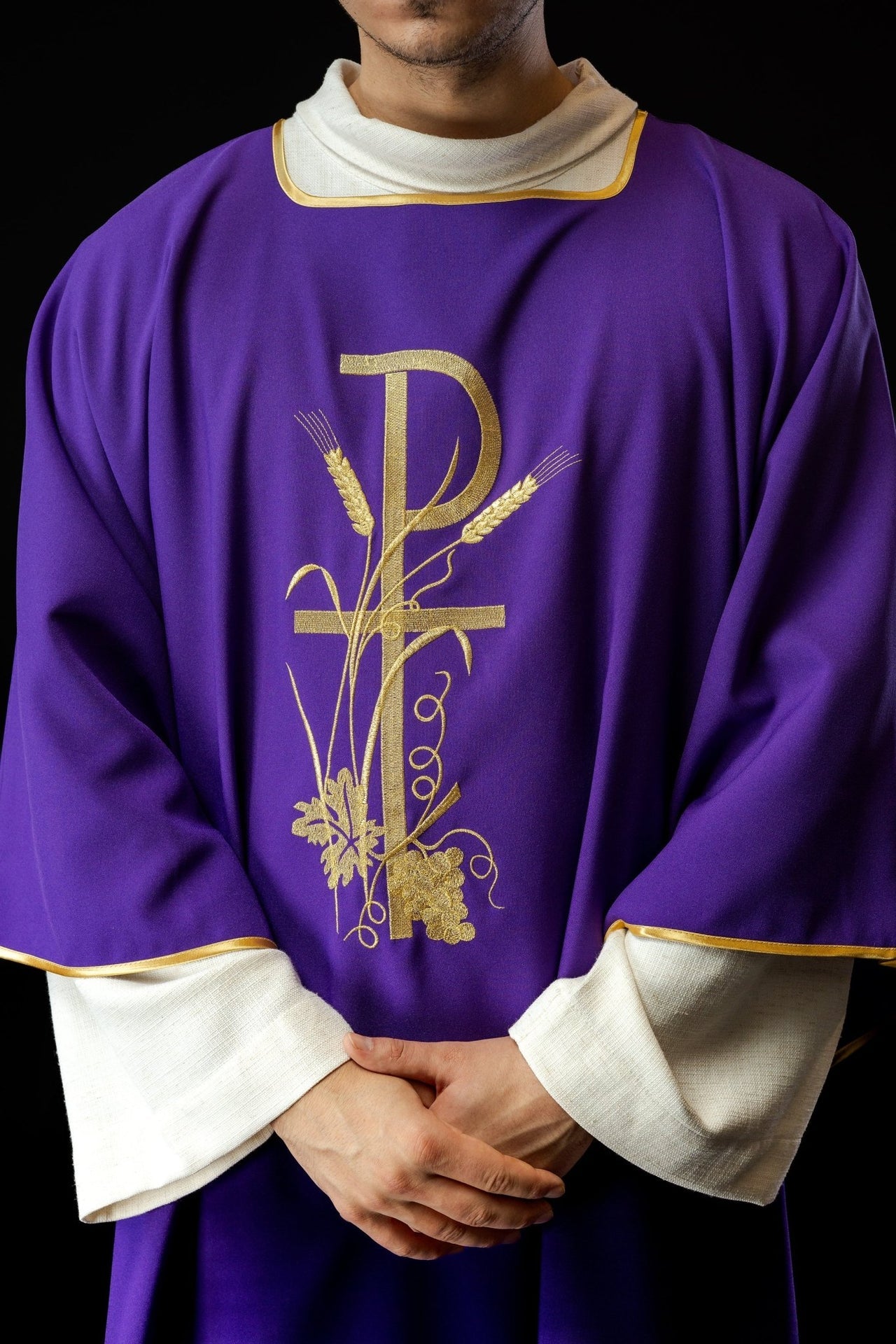 Fioletowa Dalmatyka Liturgiczna Haftowana Złotym Krzyżem Pax - SZATYLITURGICZNE.PL