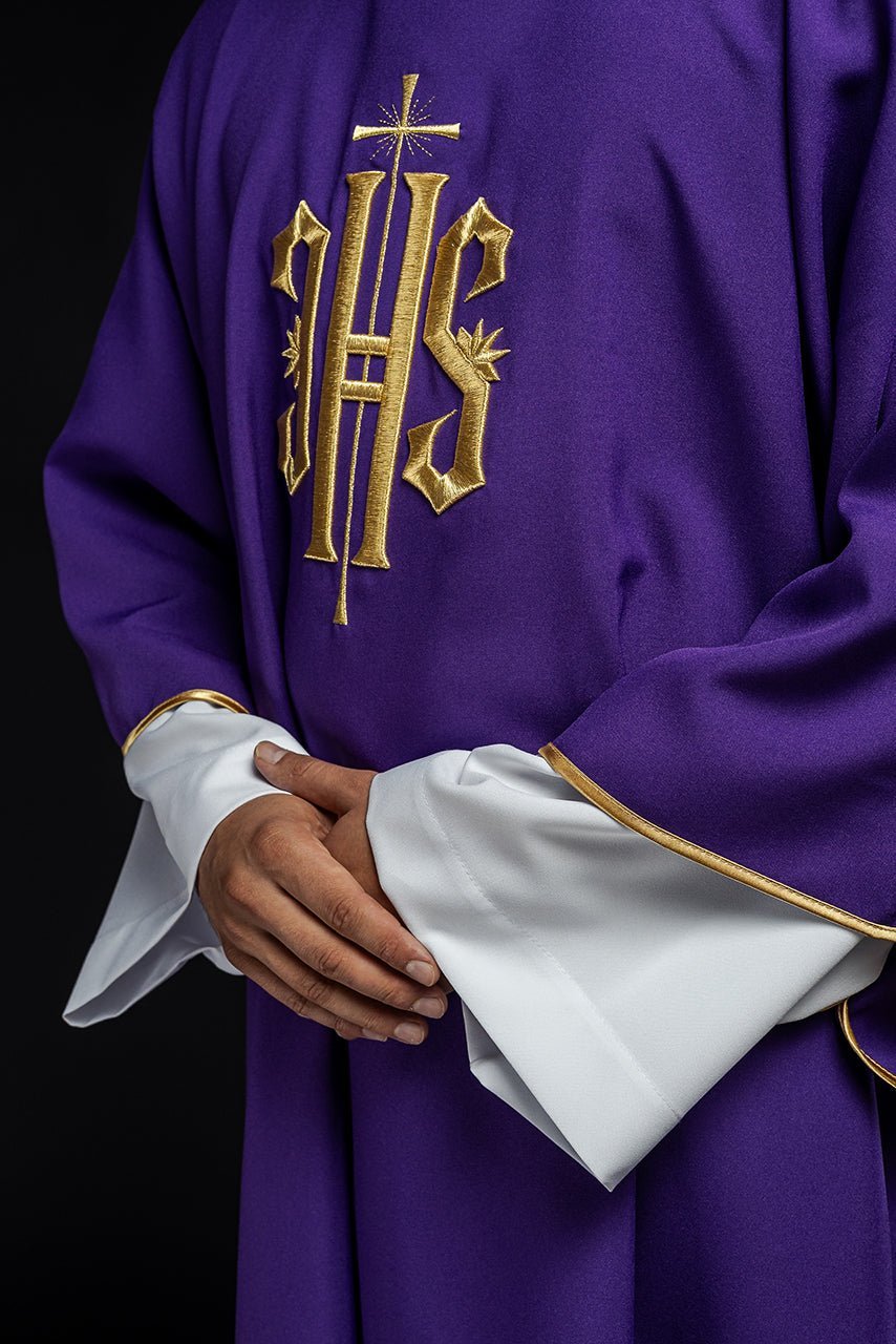 Fioletowa Dalmatyka Liturgiczna z Haftem IHS - Złota Lamówka - SZATYLITURGICZNE.PL