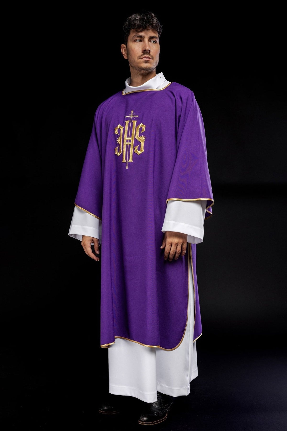Fioletowa Dalmatyka Liturgiczna z Haftem IHS - Złota Lamówka - SZATYLITURGICZNE.PL