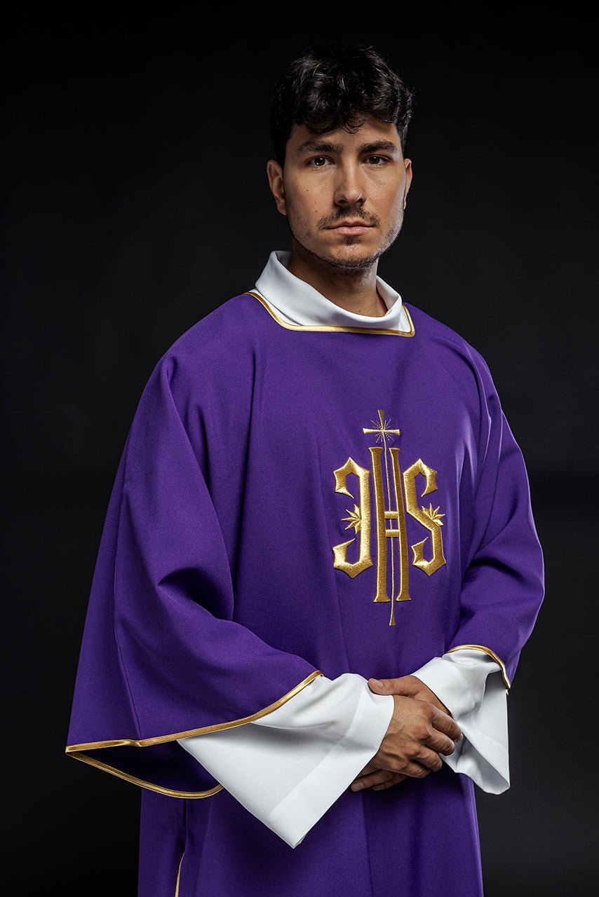 Fioletowa Dalmatyka Liturgiczna z Haftem IHS - Złota Lamówka - SZATYLITURGICZNE.PL