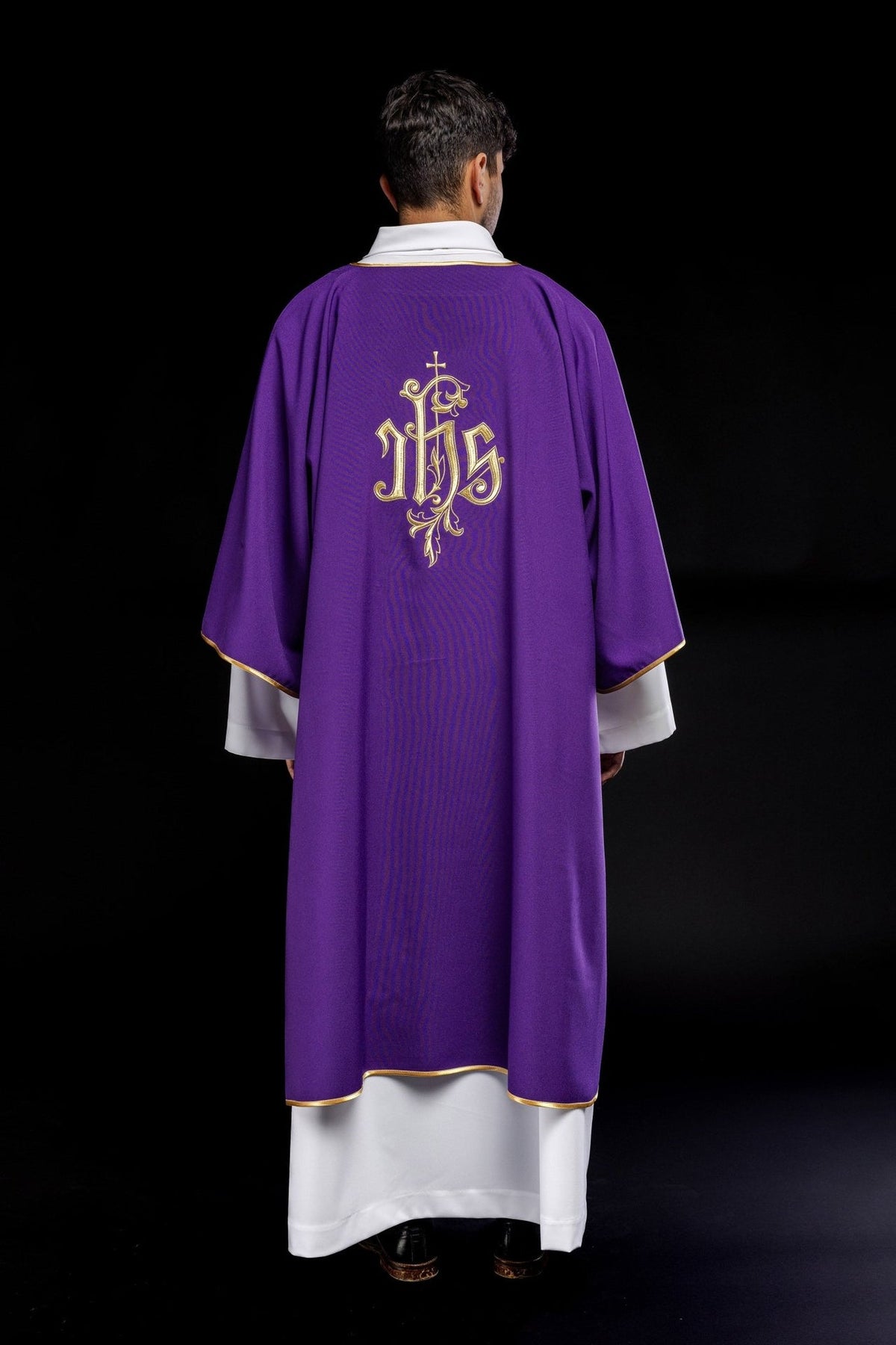 Fioletowa Dalmatyka Liturgiczna z Haftowanym Symbolem IHS - SZATYLITURGICZNE.PL
