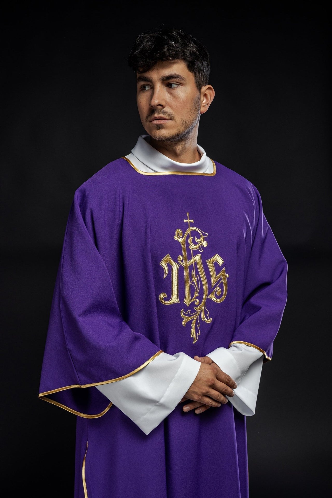 Fioletowa Dalmatyka Liturgiczna z Haftowanym Symbolem IHS - SZATYLITURGICZNE.PL