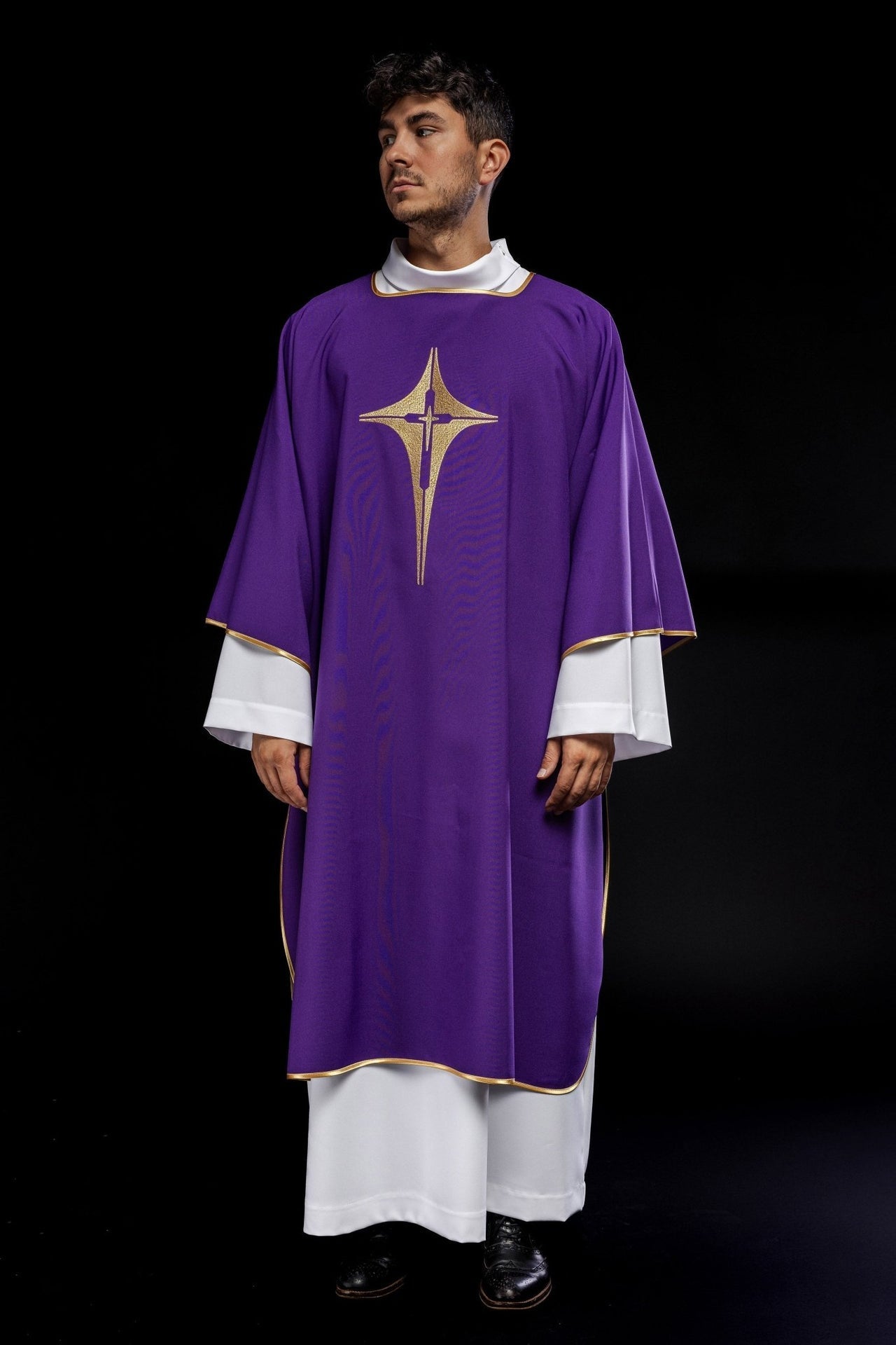 Fioletowa Dalmatyka Liturgiczna ze Złotym Krzyżem - Elegancka Szata - SZATYLITURGICZNE.PL