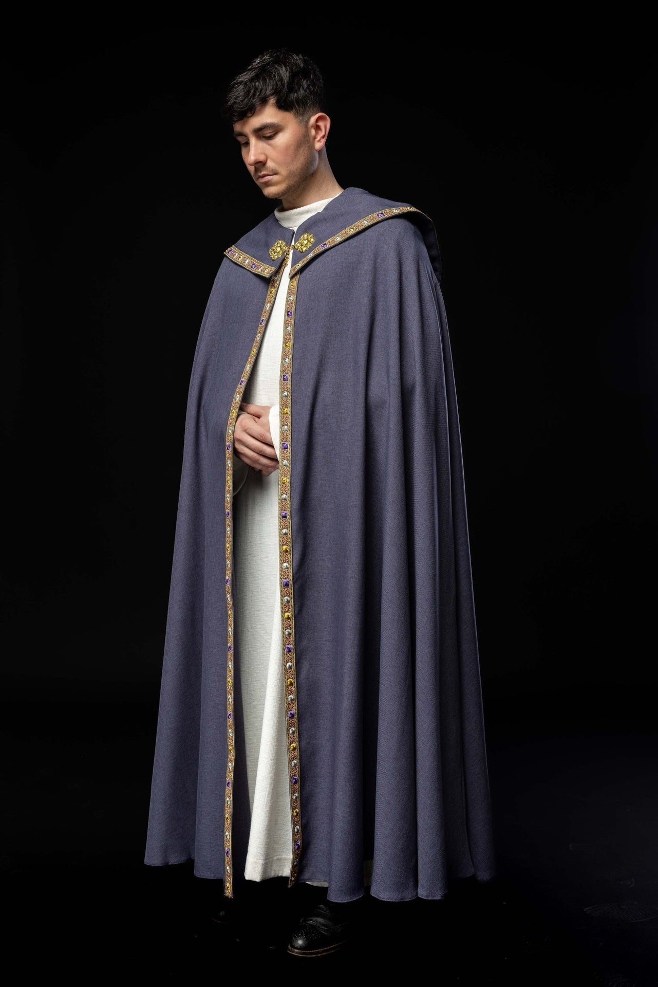 Fioletowa Kapa Liturgiczna IHS Złoty Haft - Satyna Nabłyszczana - SZATYLITURGICZNE.PL