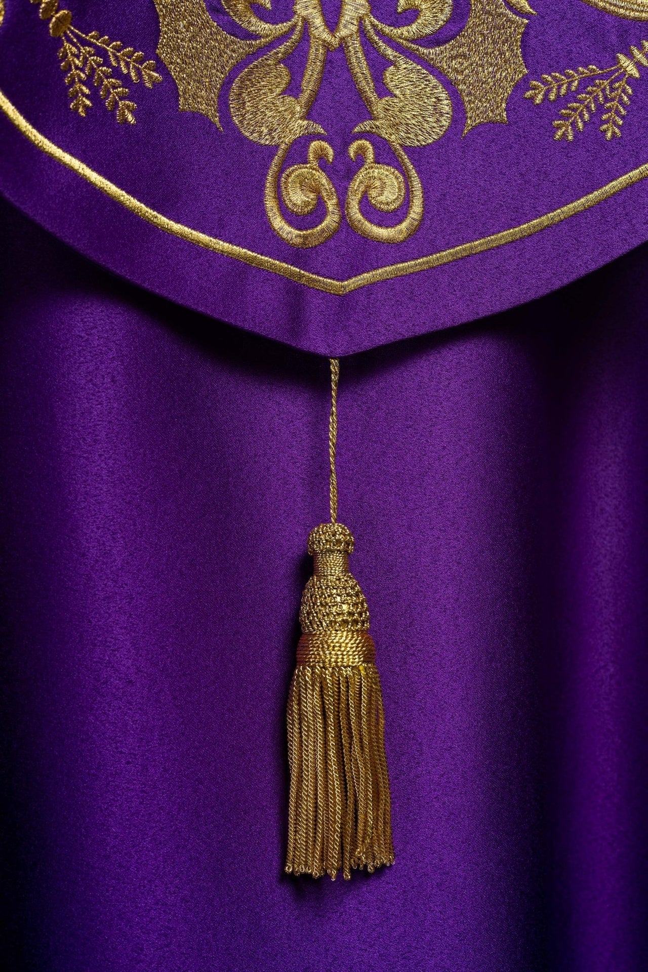 Fioletowa kapa liturgiczna z złotym monogramem IHS - SZATYLITURGICZNE.PL