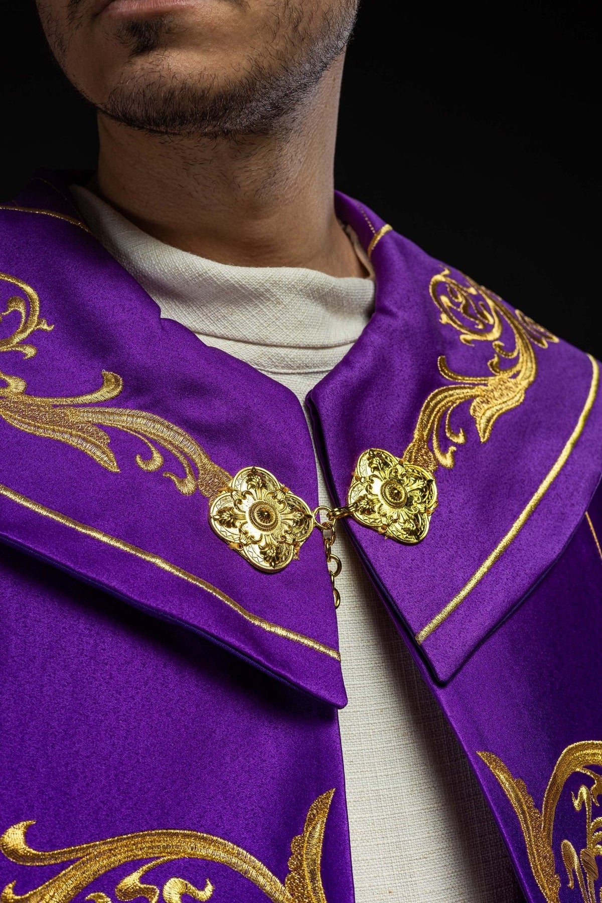 Fioletowa kapa liturgiczna z złotym monogramem IHS - SZATYLITURGICZNE.PL