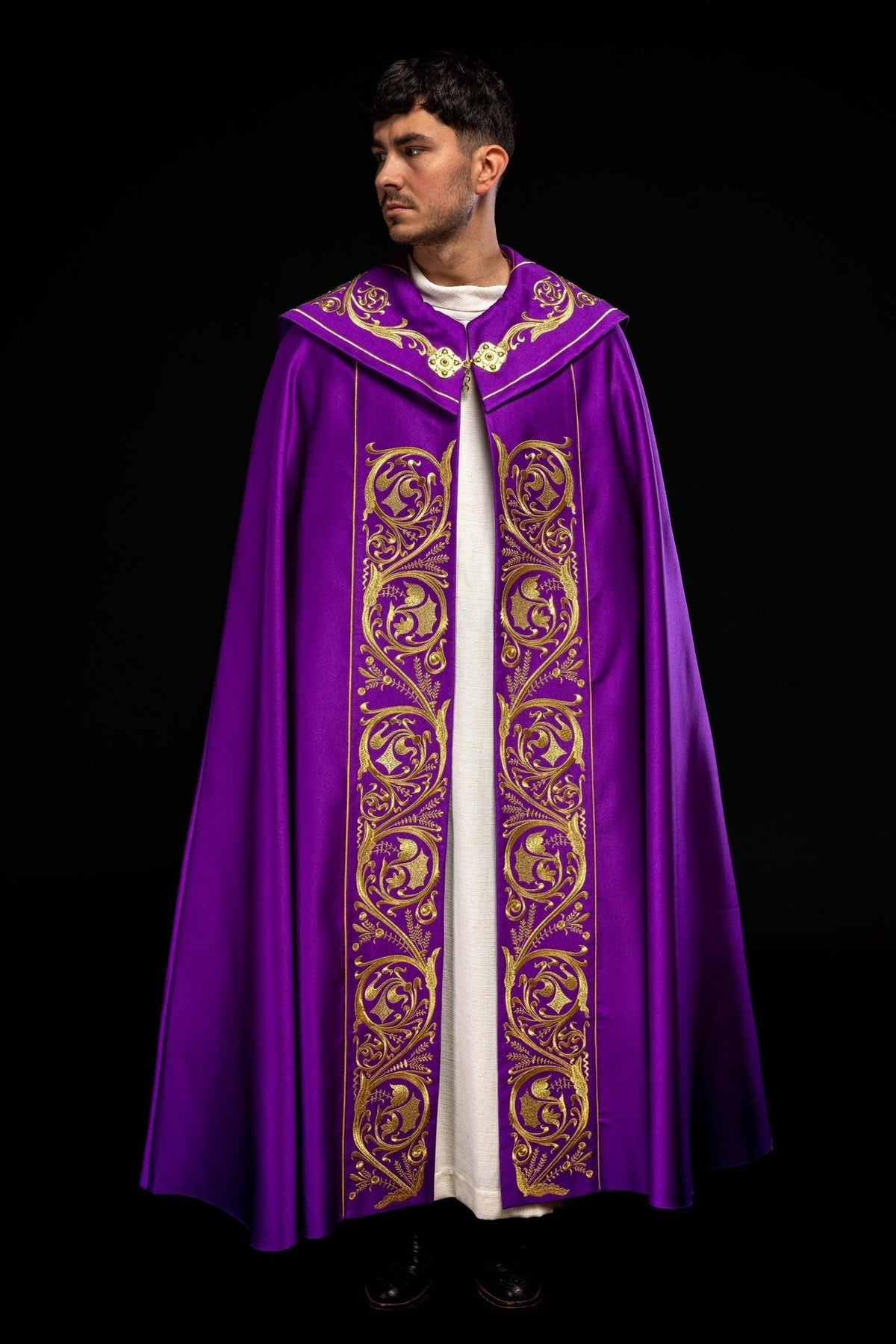 Fioletowa kapa liturgiczna z złotym monogramem IHS - SZATYLITURGICZNE.PL
