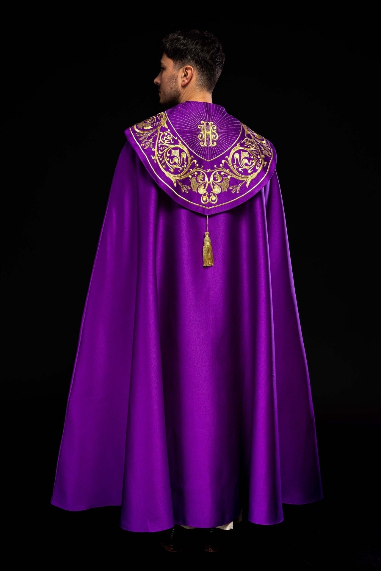 Fioletowa kapa liturgiczna z złotym monogramem IHS - SZATYLITURGICZNE.PL
