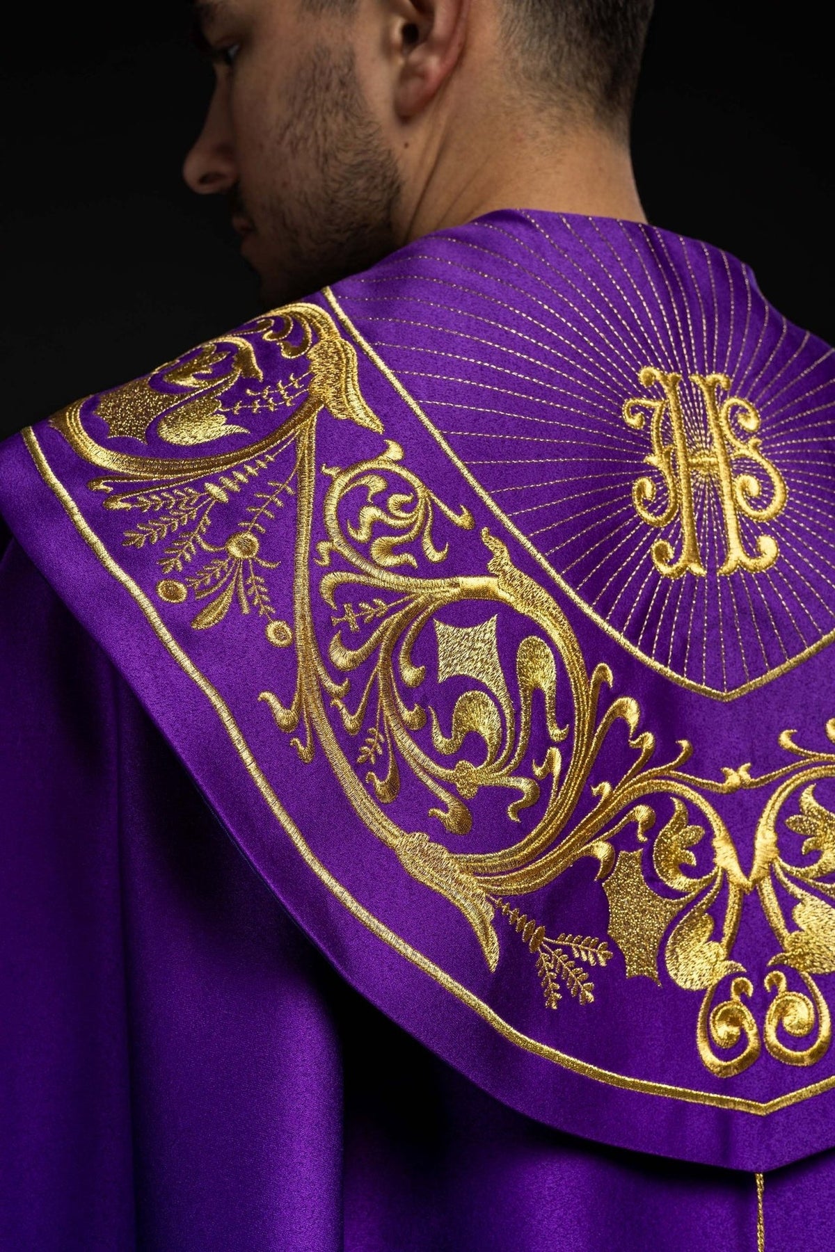 Fioletowa kapa liturgiczna z złotym monogramem IHS - SZATYLITURGICZNE.PL