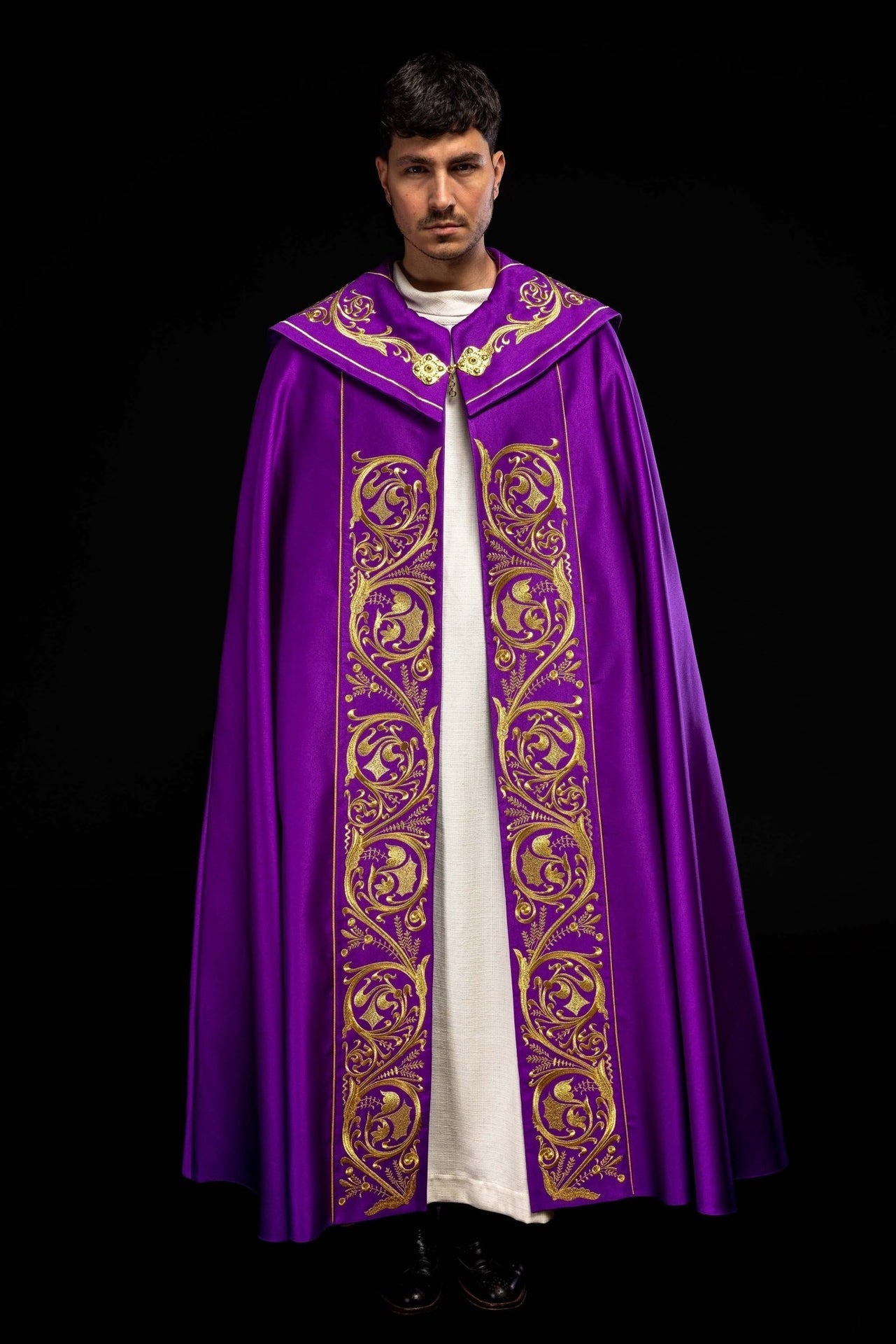 Fioletowa kapa liturgiczna z złotym monogramem IHS - SZATYLITURGICZNE.PL