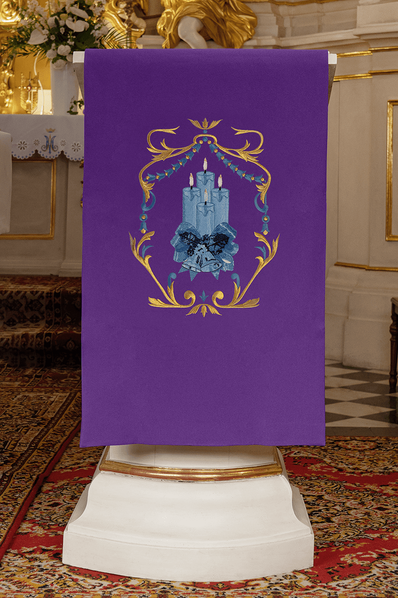 Fioletowa Serweta Adwentowa na Lektorium - Haftowane Świece - SZATYLITURGICZNE.PL