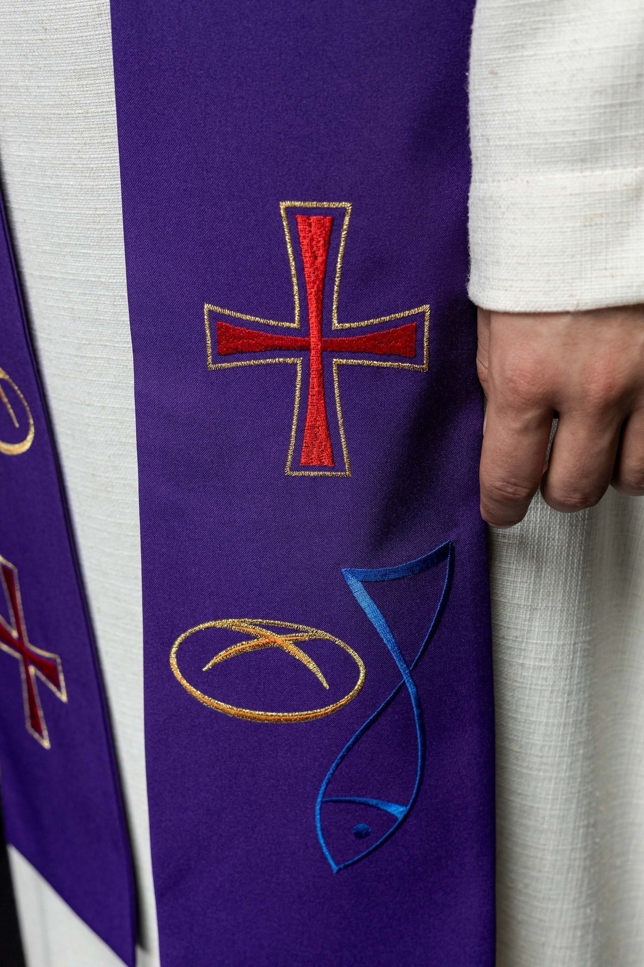 Fioletowa Stuła Kapłańska z Haftem Ryby i Chleba - Symbolika Eucharystii - SZATYLITURGICZNE.PL