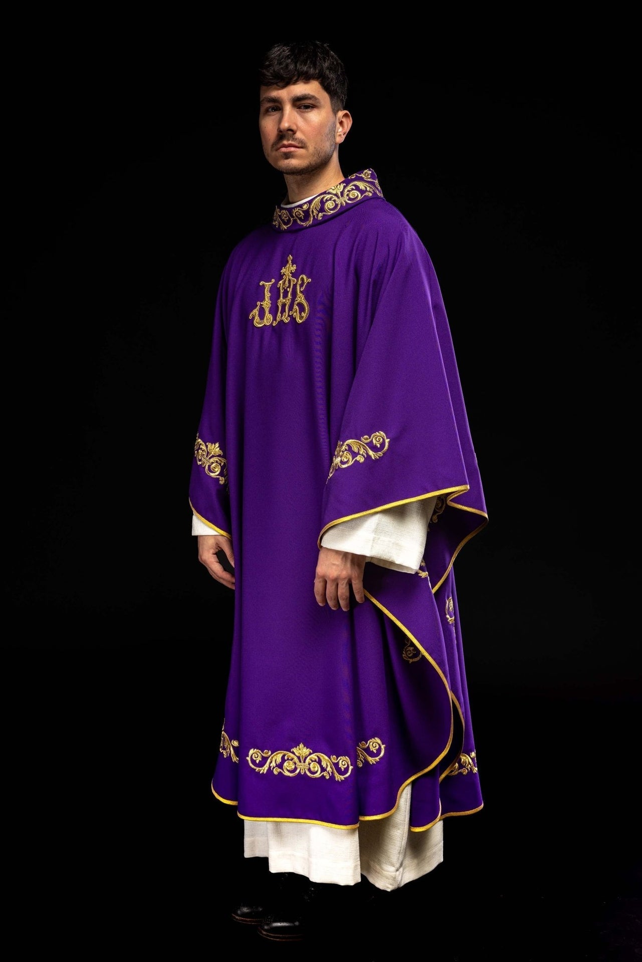 Fioletowy Ornat IHS Złoty Haft - Szaty Liturgiczne Komplet - SZATYLITURGICZNE.PL