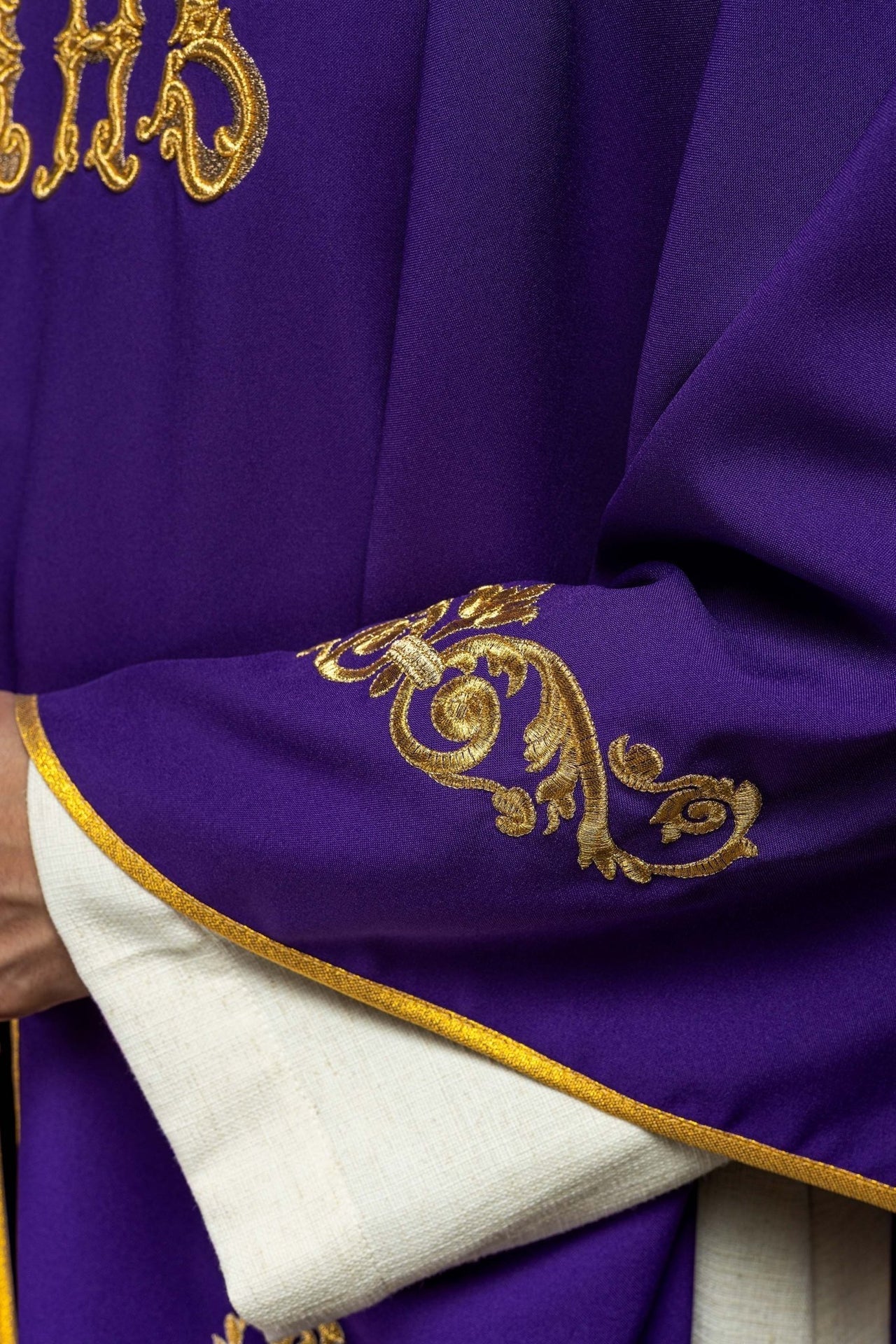 Fioletowy Ornat IHS Złoty Haft - Szaty Liturgiczne Komplet - SZATYLITURGICZNE.PL