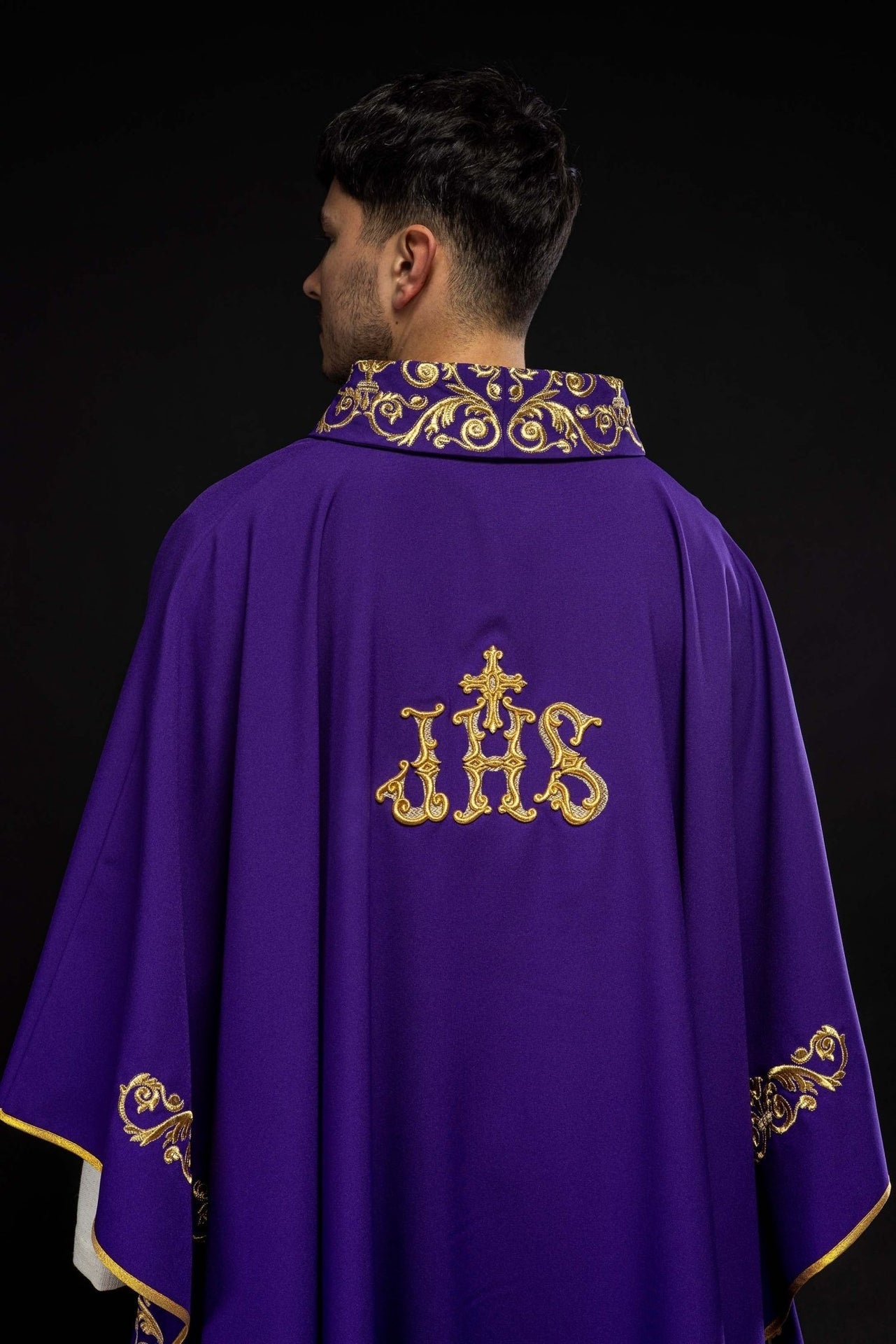 Fioletowy Ornat IHS Złoty Haft - Szaty Liturgiczne Komplet - SZATYLITURGICZNE.PL