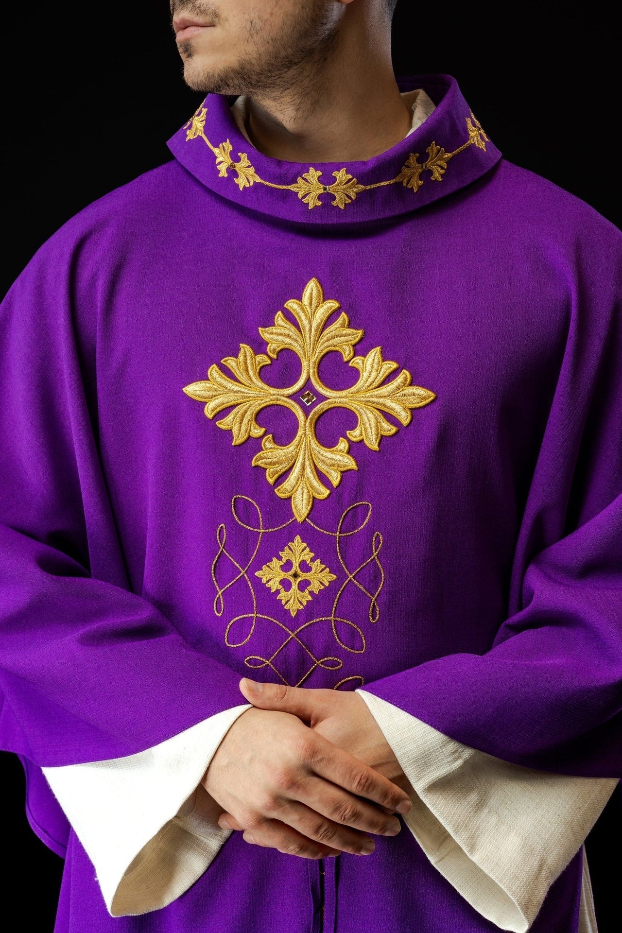 Fioletowy Ornat Liturgiczny Haftowany Sznurkiem i Kamieniami - Polski Produkt - SZATYLITURGICZNE.PL