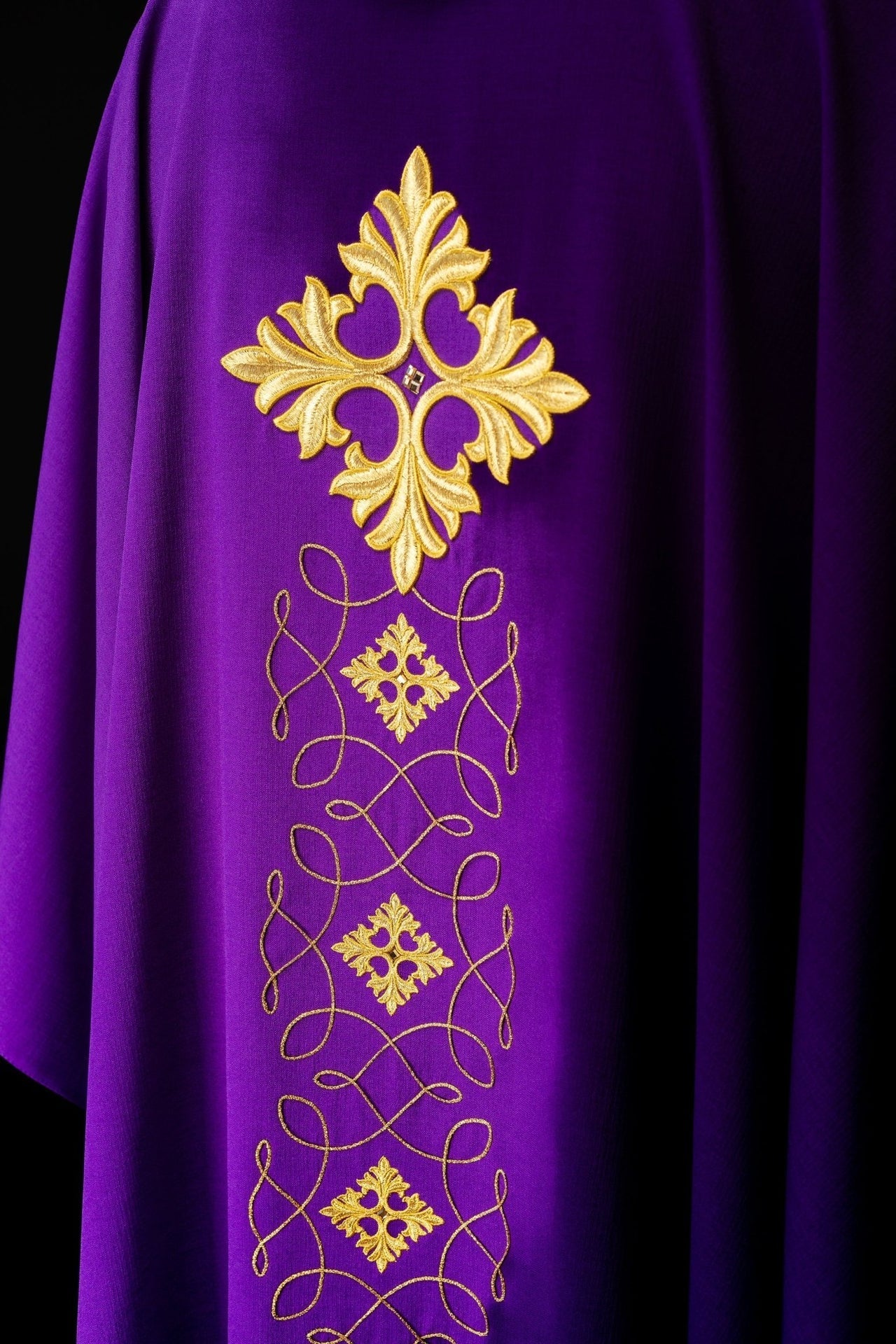 Fioletowy Ornat Liturgiczny Haftowany Sznurkiem i Kamieniami - Polski Produkt - SZATYLITURGICZNE.PL