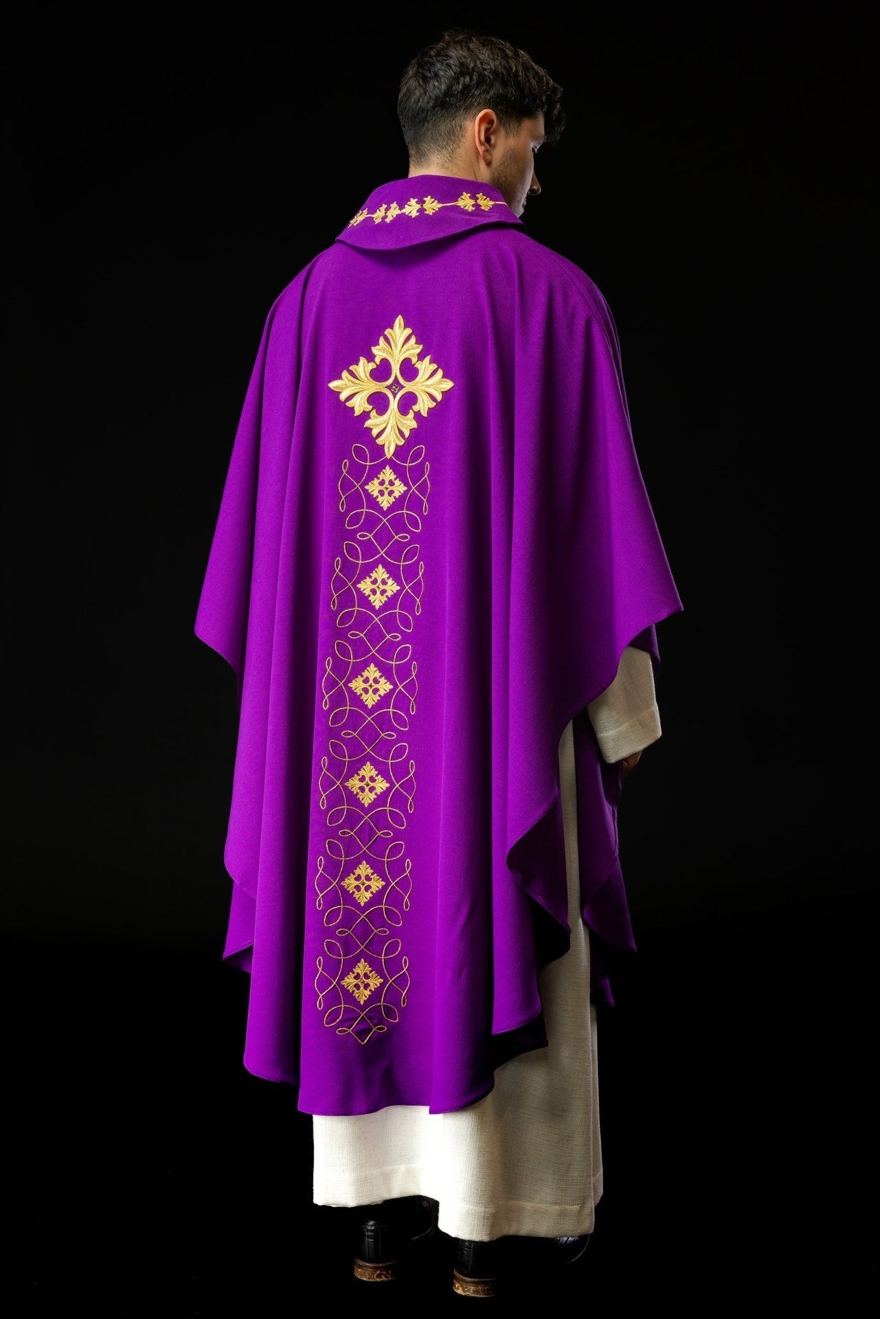 Fioletowy Ornat Liturgiczny Haftowany Sznurkiem i Kamieniami - Polski Produkt - SZATYLITURGICZNE.PL
