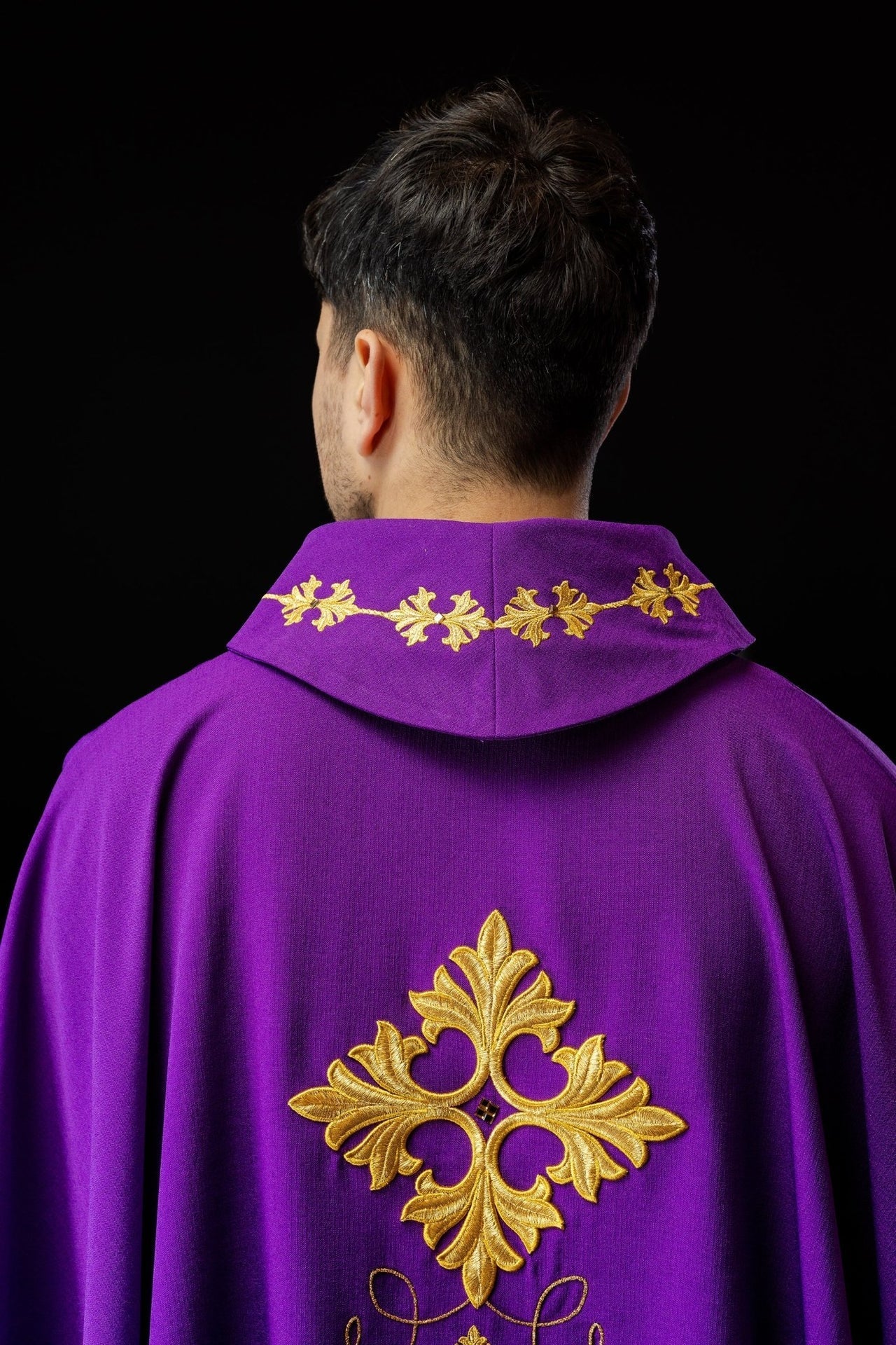 Fioletowy Ornat Liturgiczny Haftowany Sznurkiem i Kamieniami - Polski Produkt - SZATYLITURGICZNE.PL
