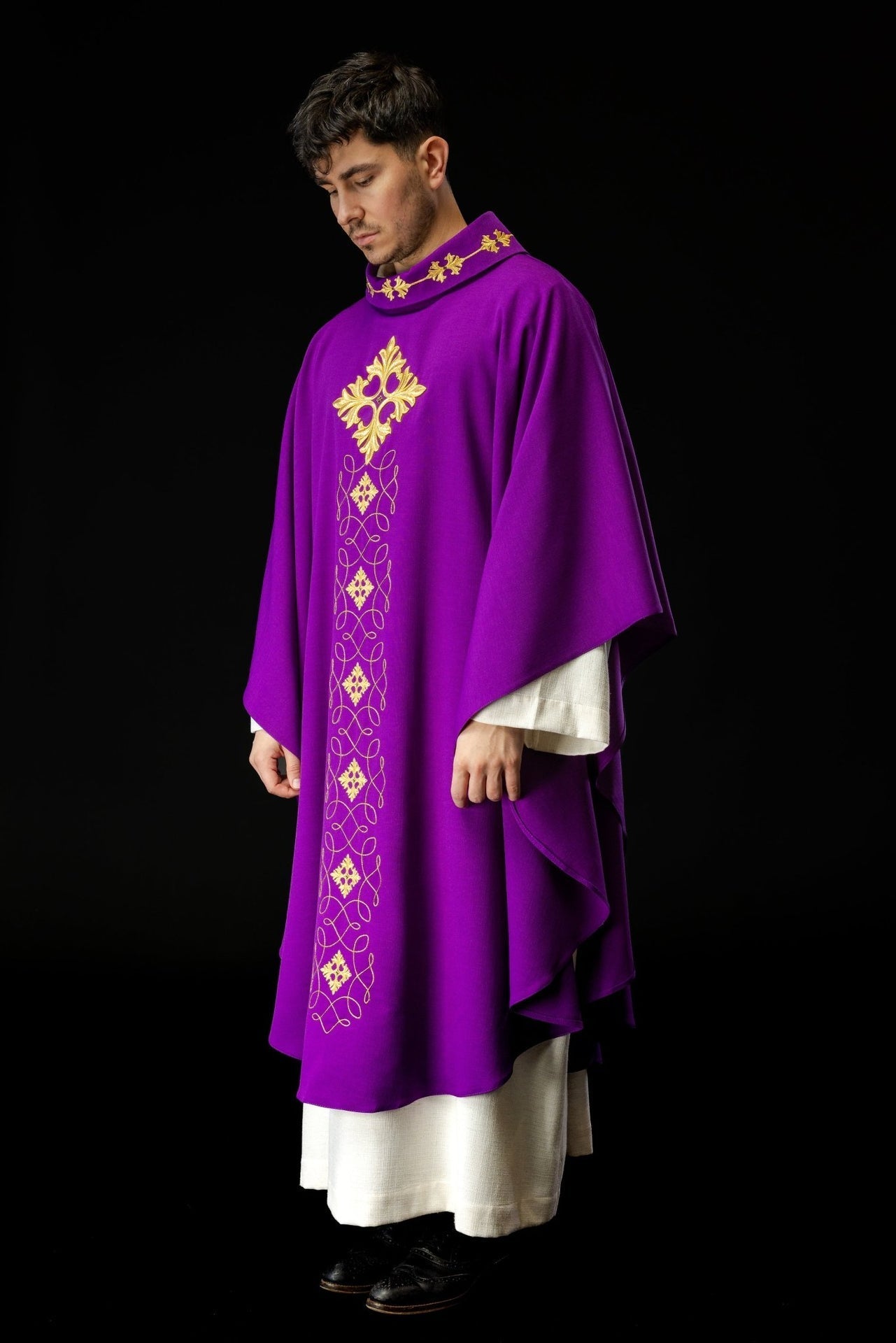 Fioletowy Ornat Liturgiczny Haftowany Sznurkiem i Kamieniami - Polski Produkt - SZATYLITURGICZNE.PL