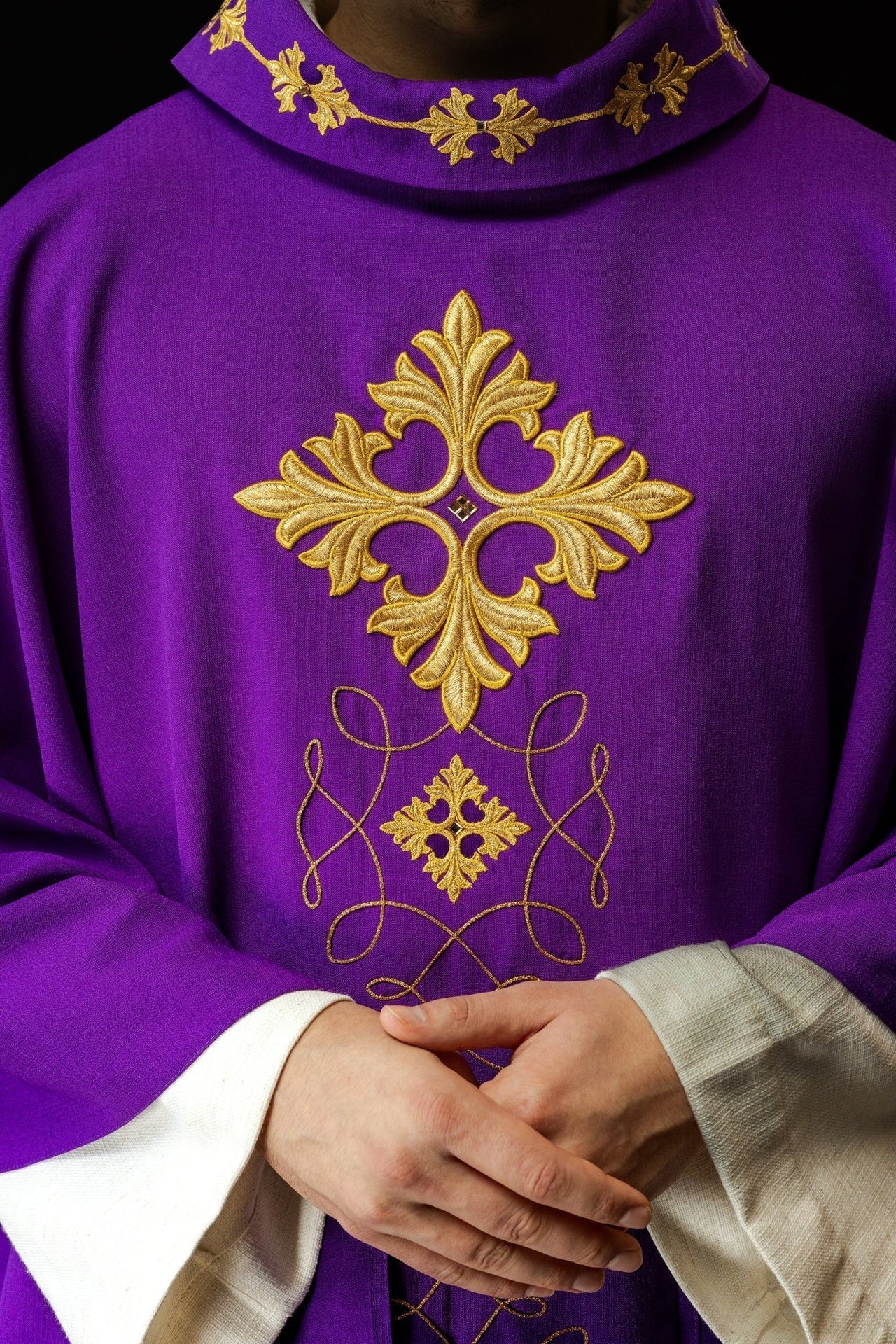 Fioletowy Ornat Liturgiczny Haftowany Sznurkiem i Kamieniami - Polski Produkt - SZATYLITURGICZNE.PL