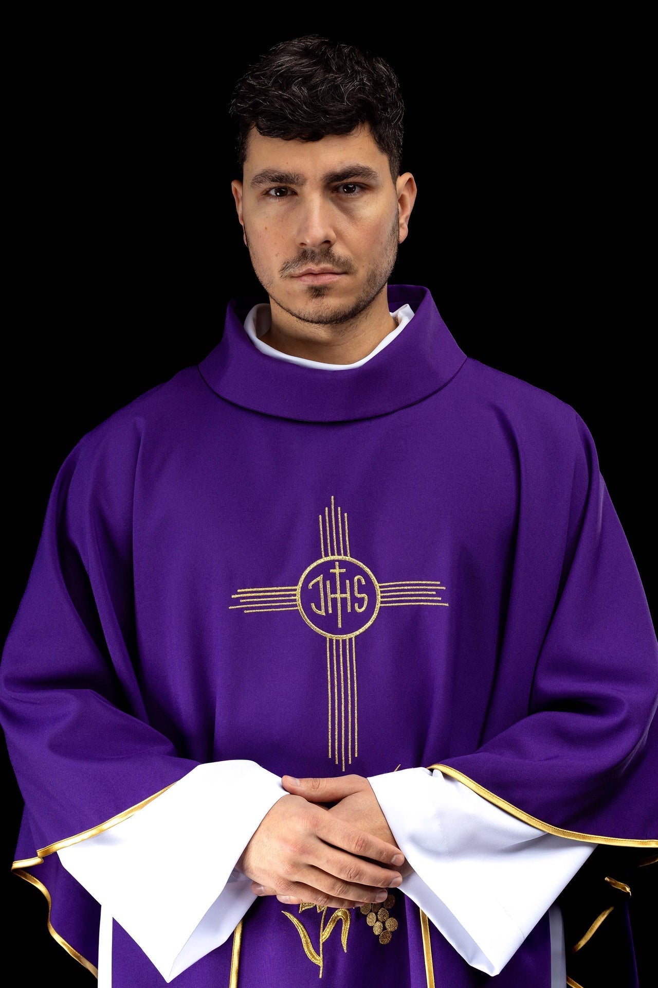 Fioletowy Ornat Liturgiczny IHS Haftowany Złotą Nicią - Polska Produkcja - SZATYLITURGICZNE.PL
