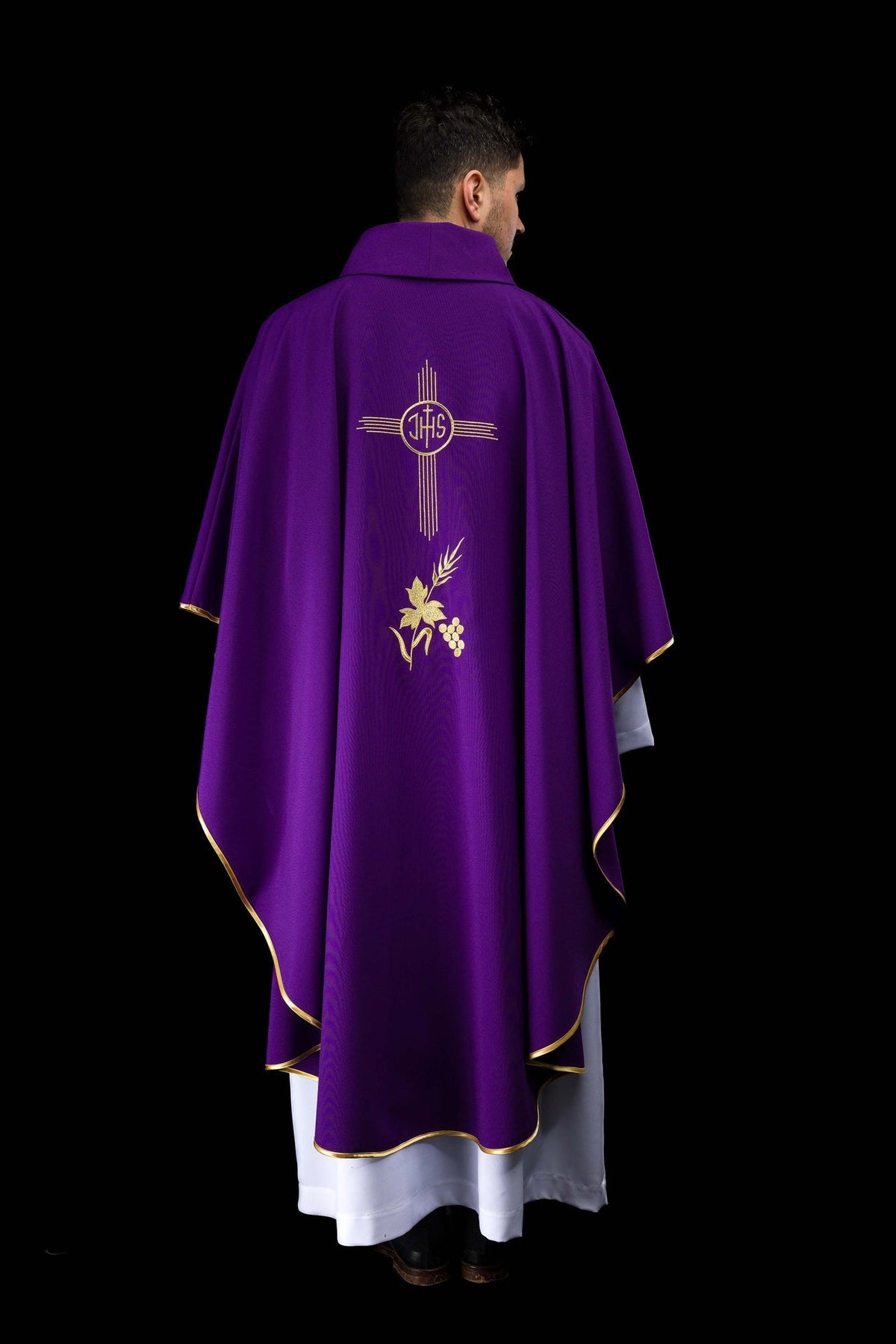 Fioletowy Ornat Liturgiczny IHS Haftowany Złotą Nicią - Polska Produkcja - SZATYLITURGICZNE.PL