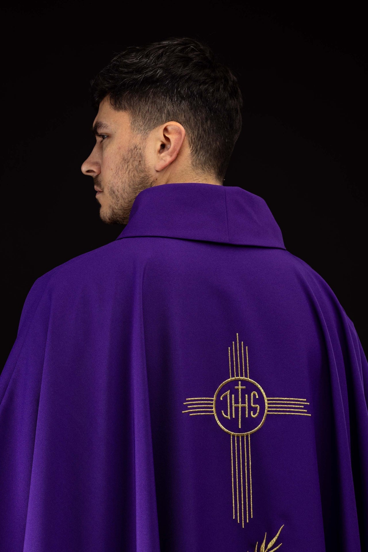 Fioletowy Ornat Liturgiczny IHS Haftowany Złotą Nicią - Polska Produkcja - SZATYLITURGICZNE.PL