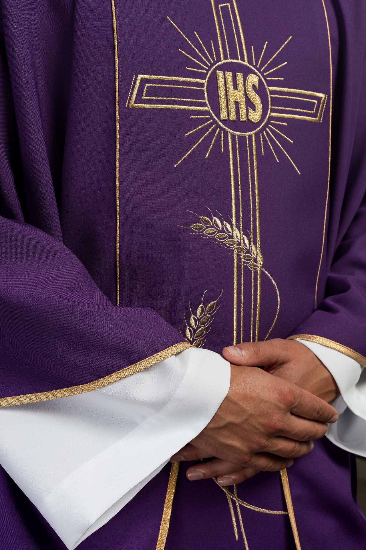 Fioletowy Ornat Liturgiczny IHS Haftowany Złotem - Polska Produkcja - SZATYLITURGICZNE.PL